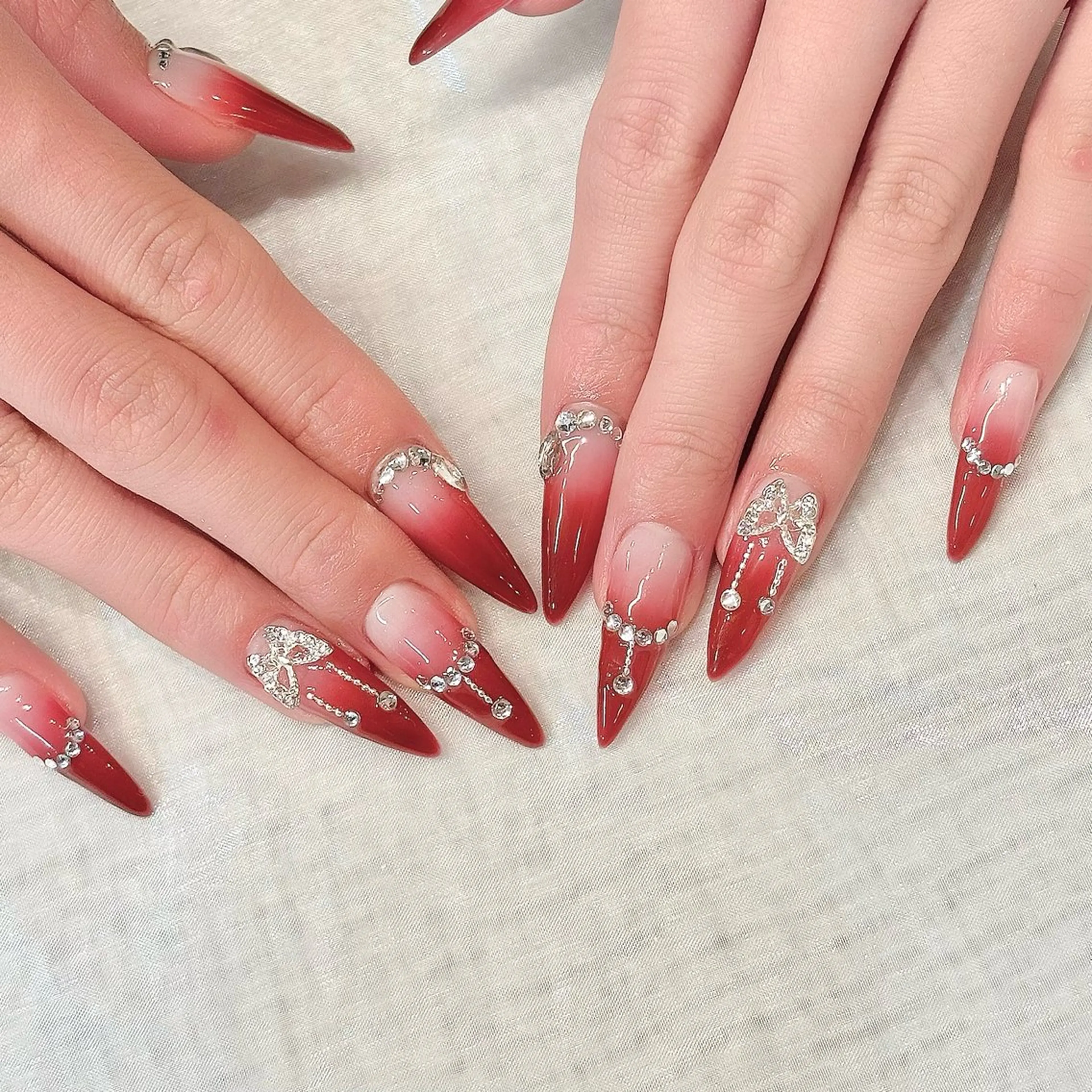 ネイル ボルドー グラデーション ロングネイル スカルプネイル ストーンネイル ハンドネイル Chipie_ ayanoのネイルデザイン