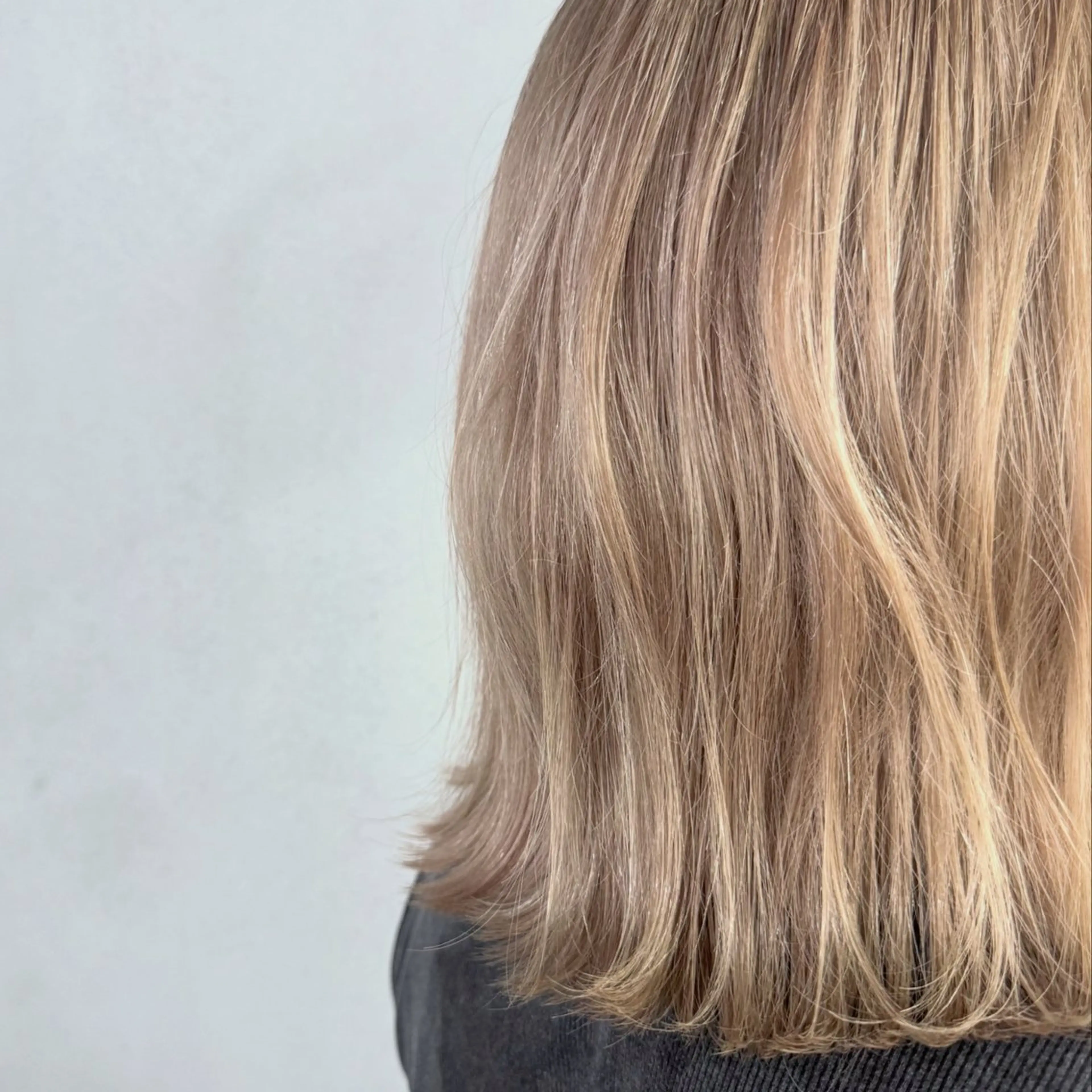 ミディアム カラー ベージュカラー ハイトーンカラー ミルクティーベージュ カット ヘアカラー トリートメント #tag 佐藤璃美のヘアスタイル