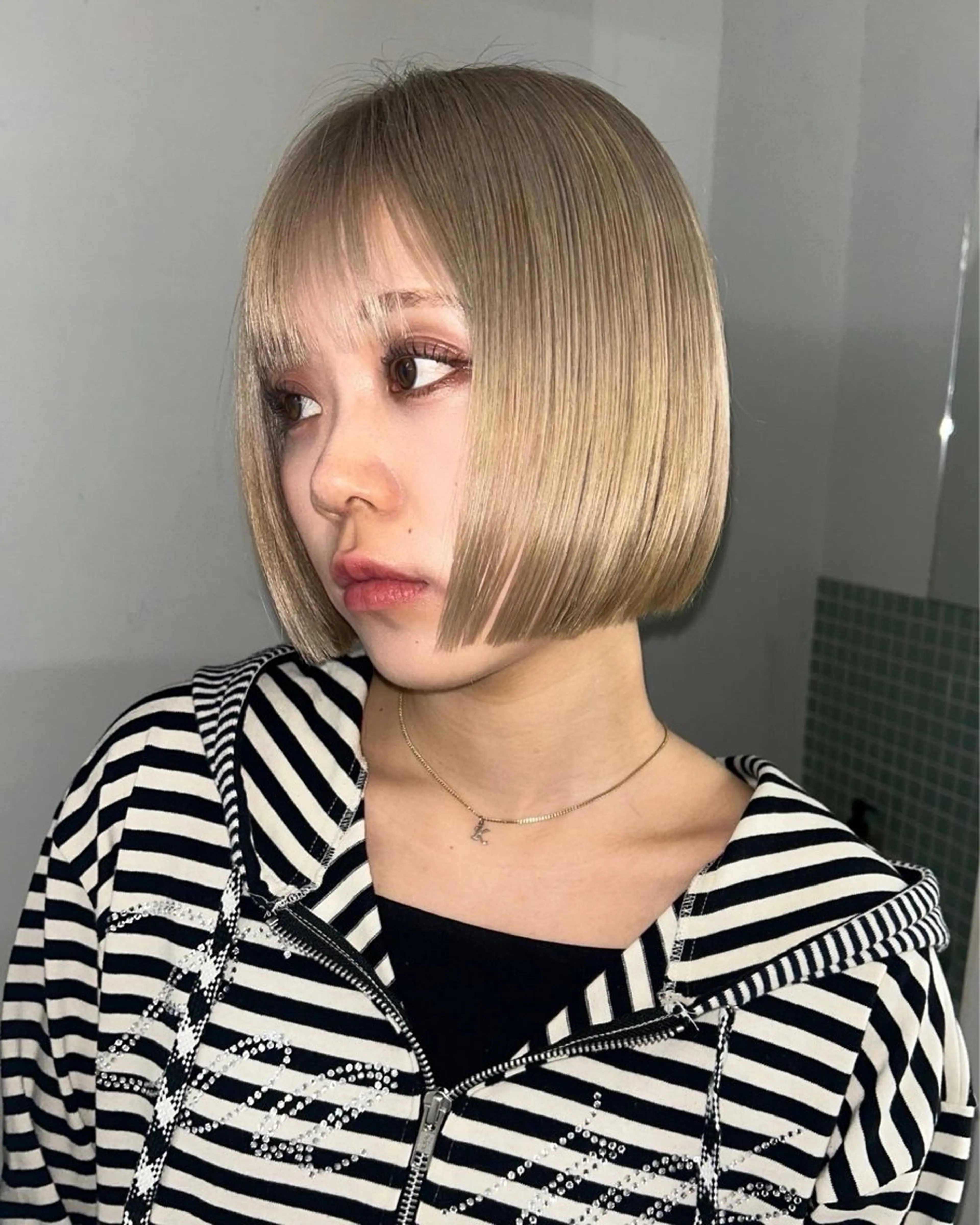 ショート カラー ハイトーンカラー ボブ カット ヘアカラー トリートメント hen所属・心斎橋/レイヤー/ ブリーチ/モエのヘアスタイル