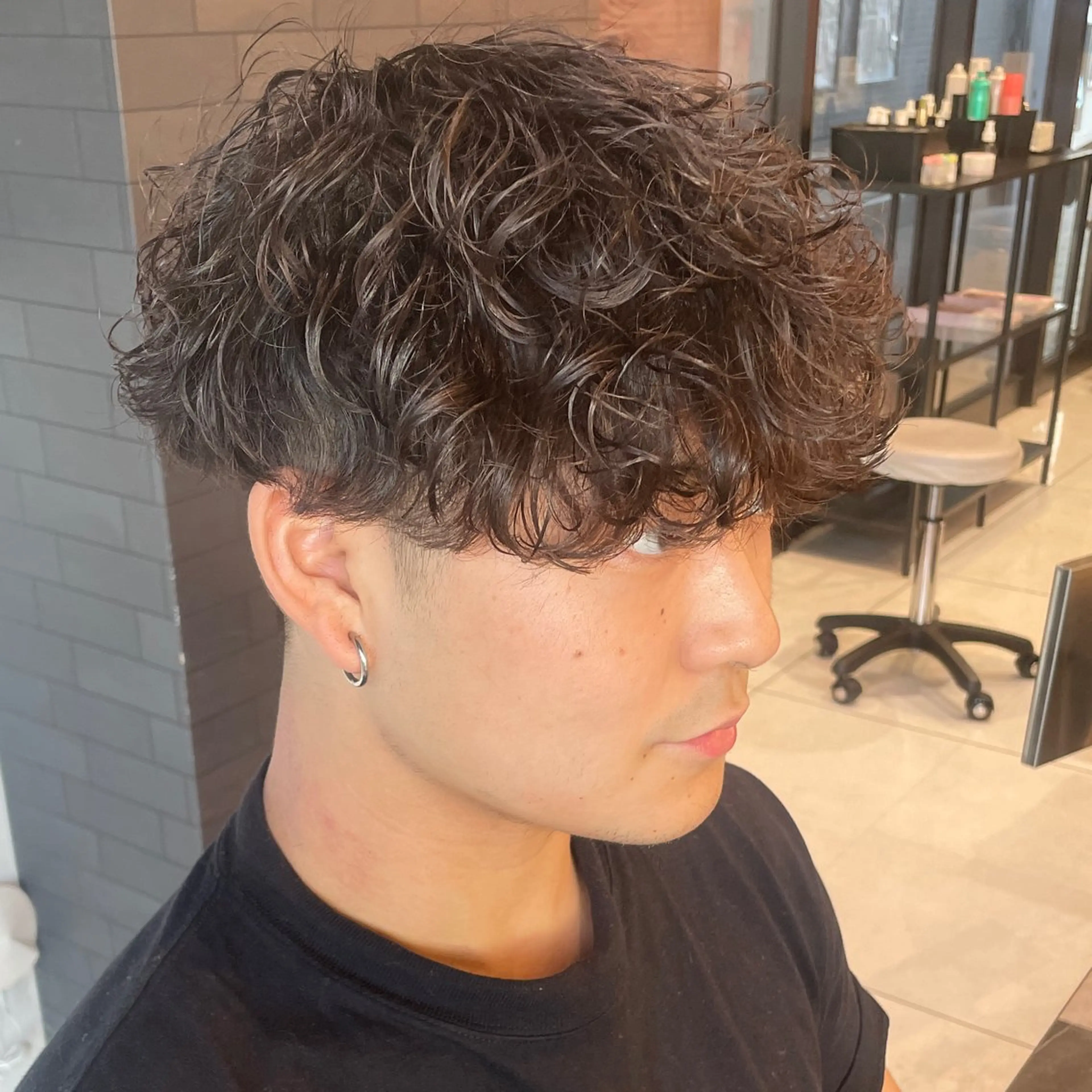 ショート パーマ メンズ マッシュ メンズパーマ 刈り上げ 波巻きパーマ カット ヘアカラー パーマ メンズヘア特化 崎田 成人のヘアスタイル