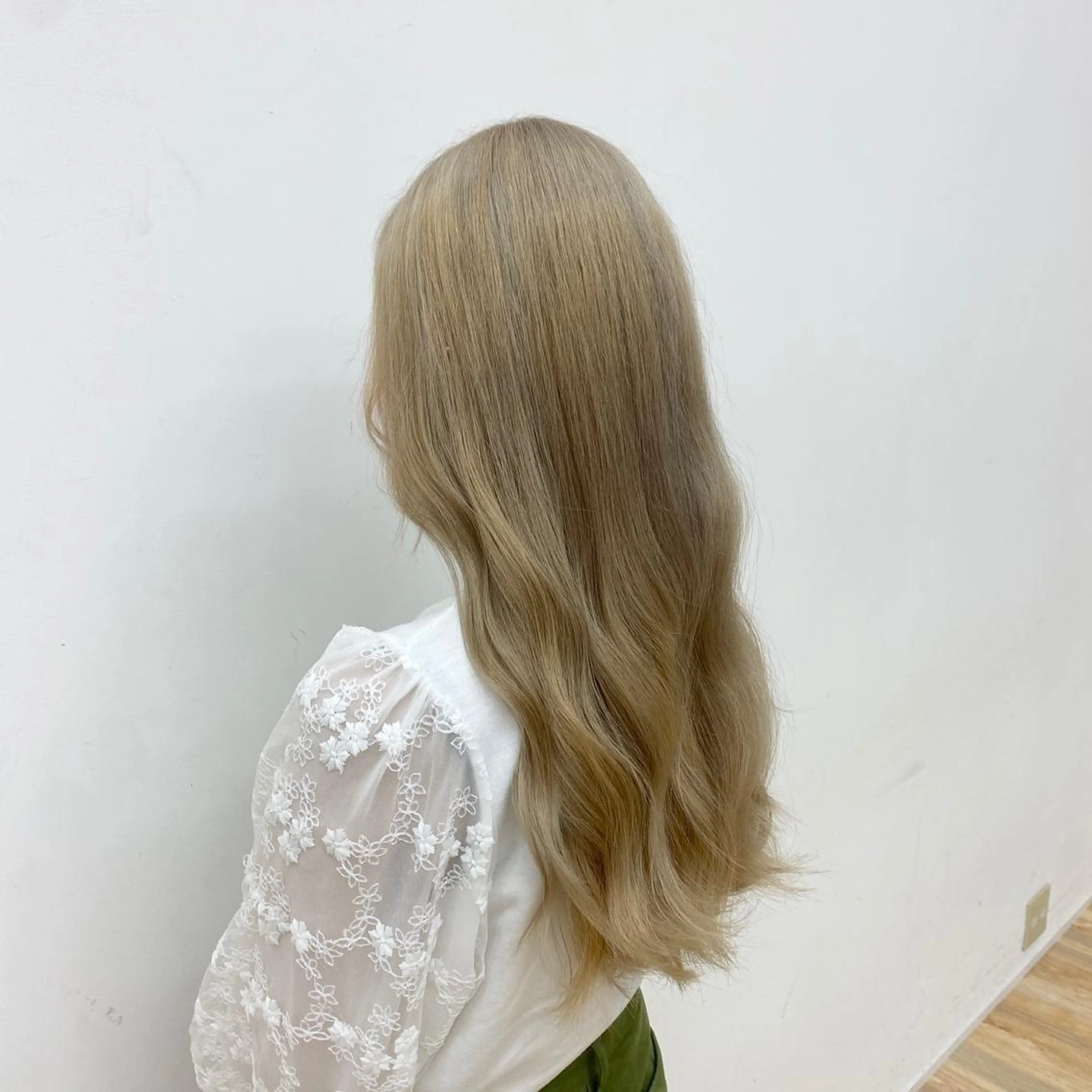 ロング カラー ベージュカラー ミルクティーベージュ THE ESCALA 町田所属・町田縮毛矯正/ 髪質改善/美髪特化のヘアスタイル