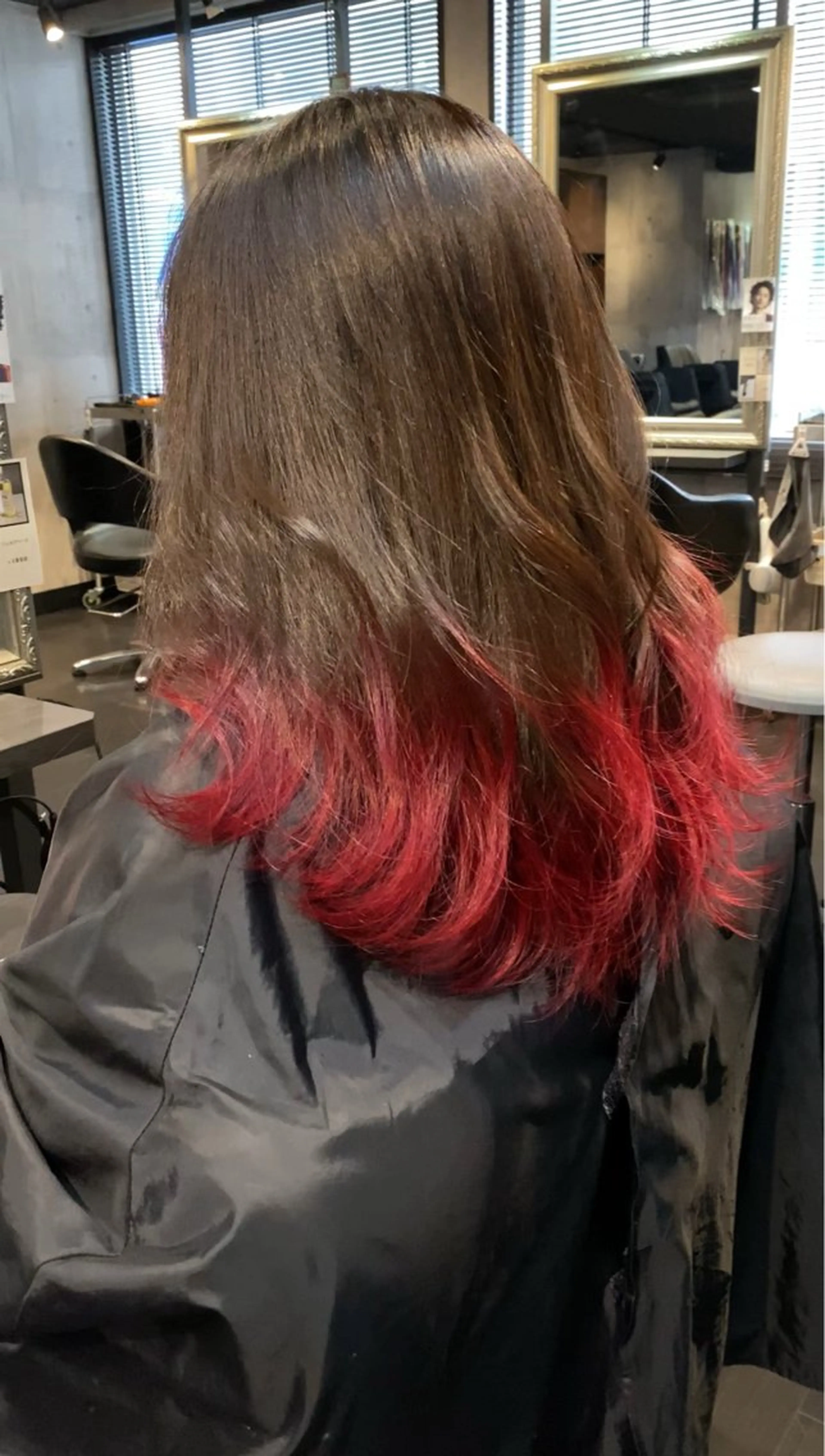 セミロング カラー グラデーションカラー レッドカラー ヘアカラー ヘアフラッグ西葛西店所属・デザインカラー⭐️ Yamauchiのヘアスタイル