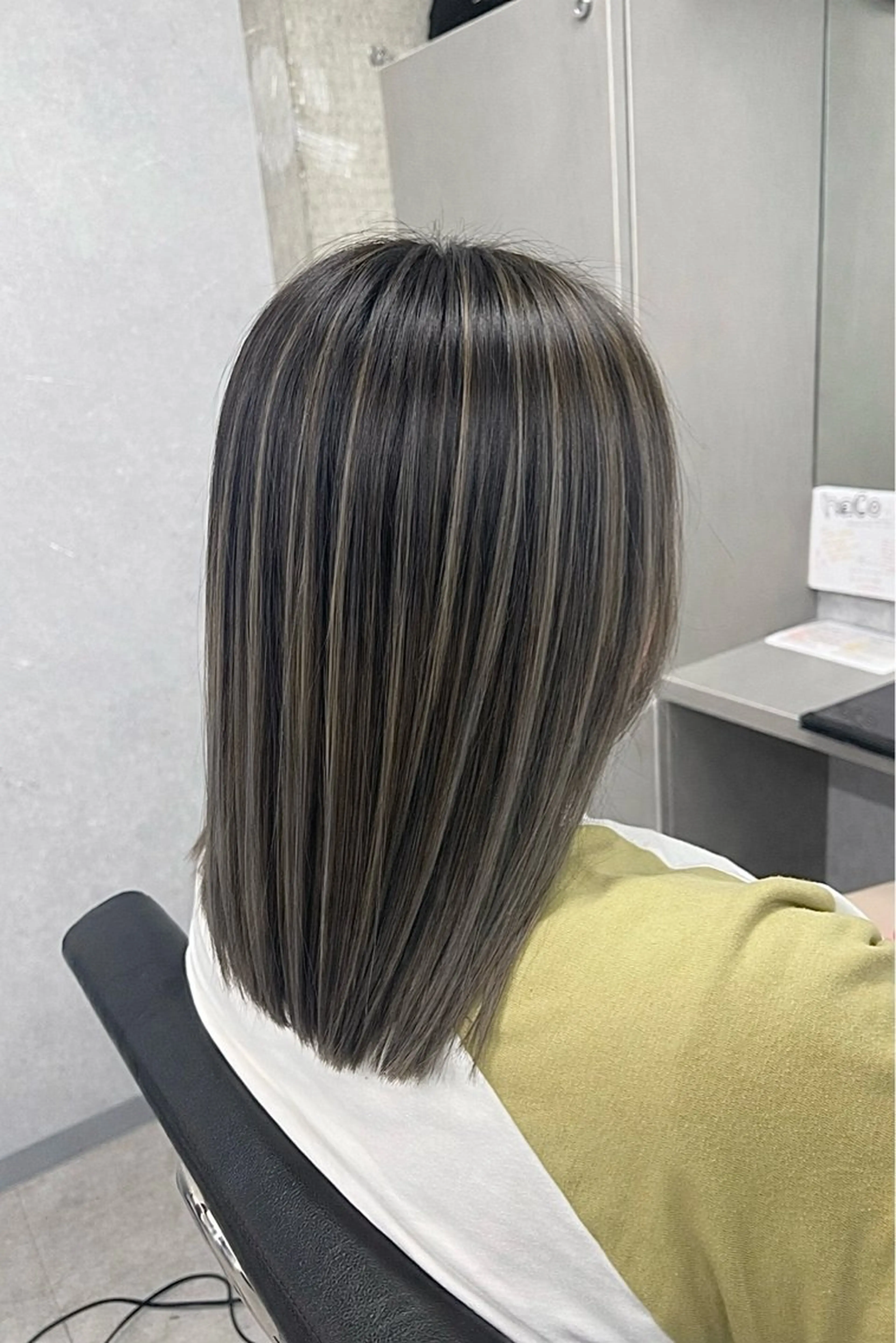 ミディアム レイヤーカット ヘアカラー 石津 優菜のヘアスタイル