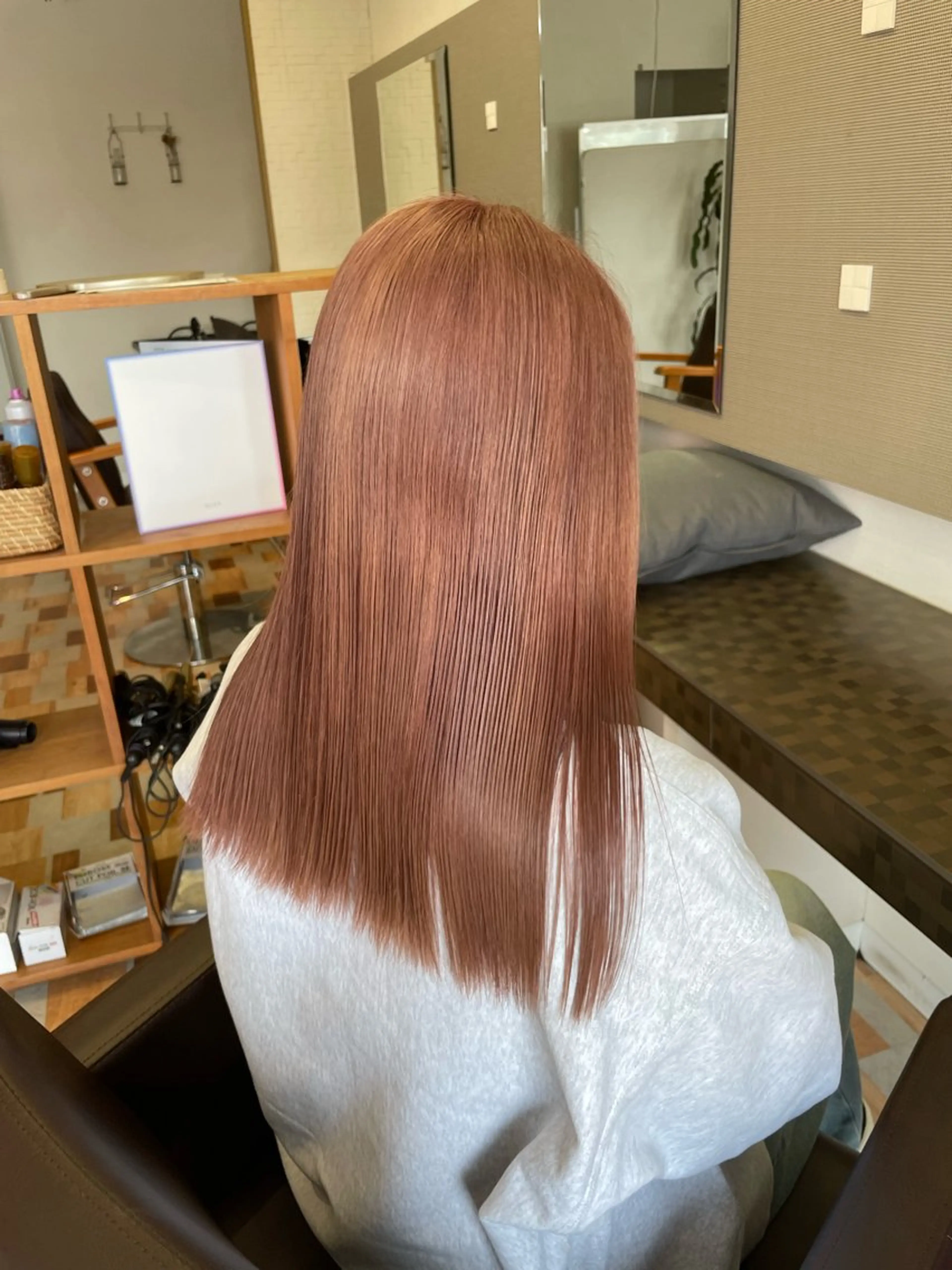 セミロング セルバ所属・HIRORO ブリーチ/ハイトーンのヘアスタイル