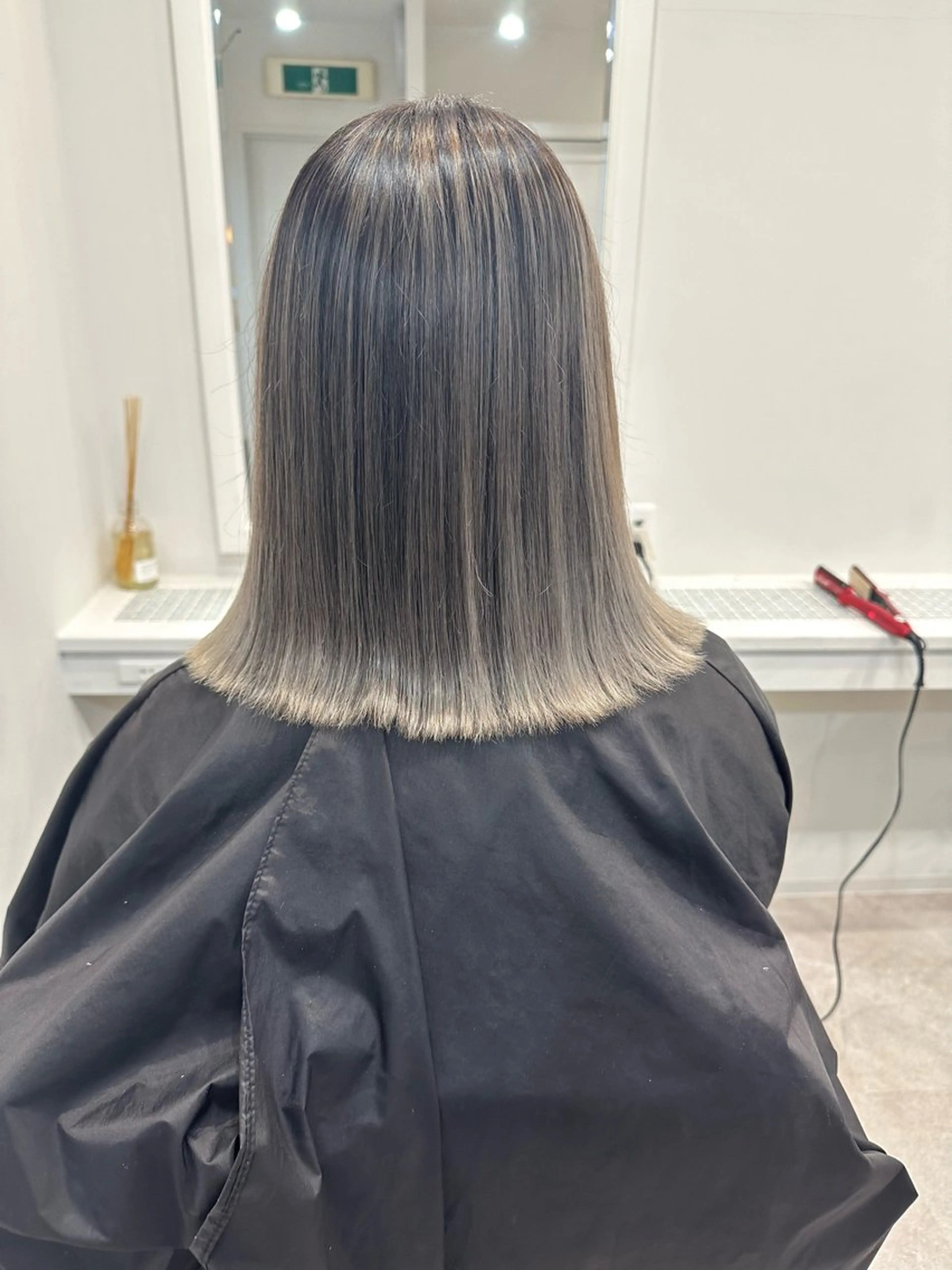 ミディアム カラー ヘアアレンジ バレイヤージュ ブリーチ ケアブリーチ グレージュ レイヤーカット カット ヘアカラー SALOWIN京都河原町Suite店所属・外国人風レイヤー/ ハイトーンSHUのヘアスタイル