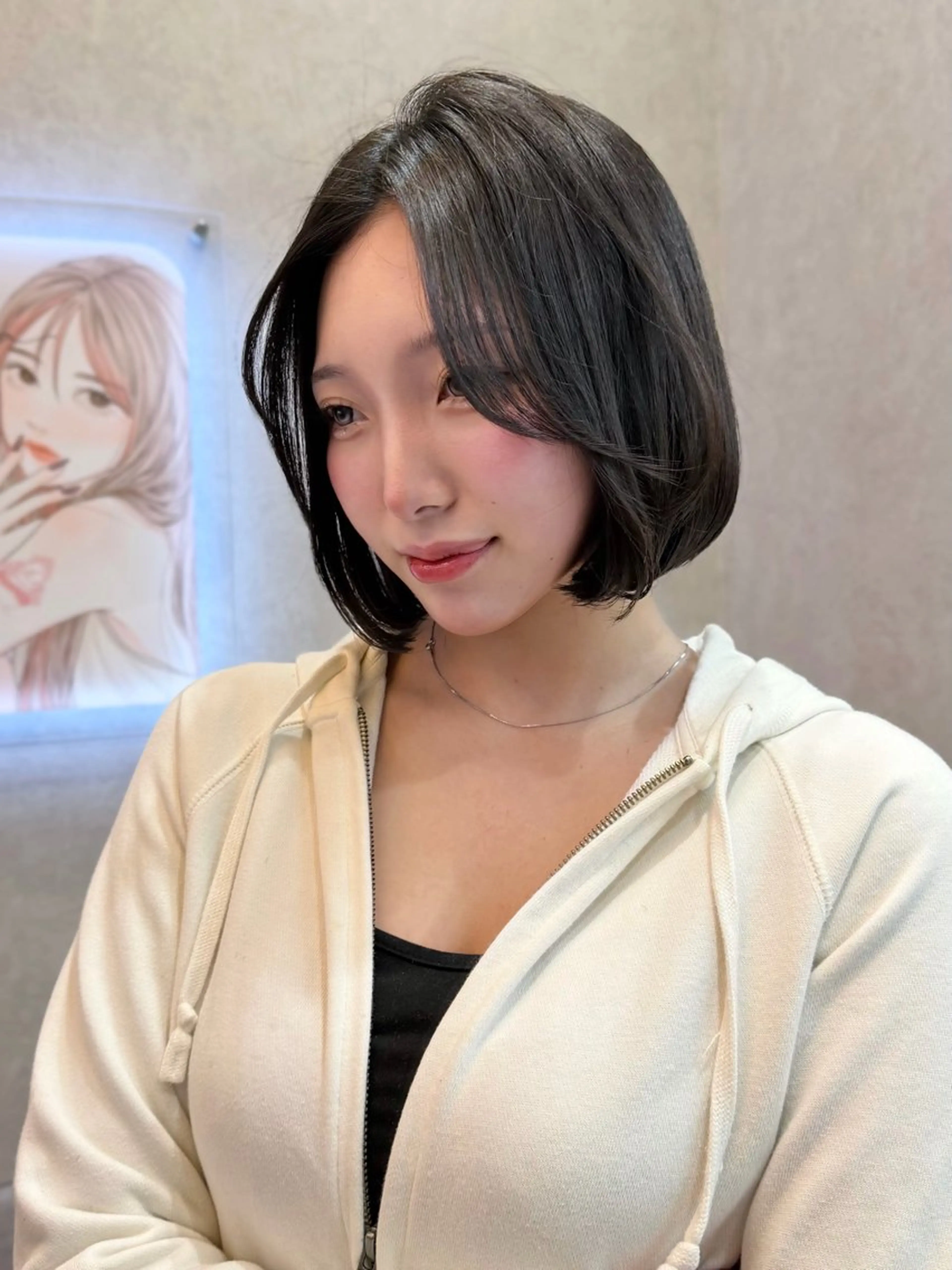 ミディアム カット ヘアカラー トリートメント karin ボブハイトーンのヘアスタイル