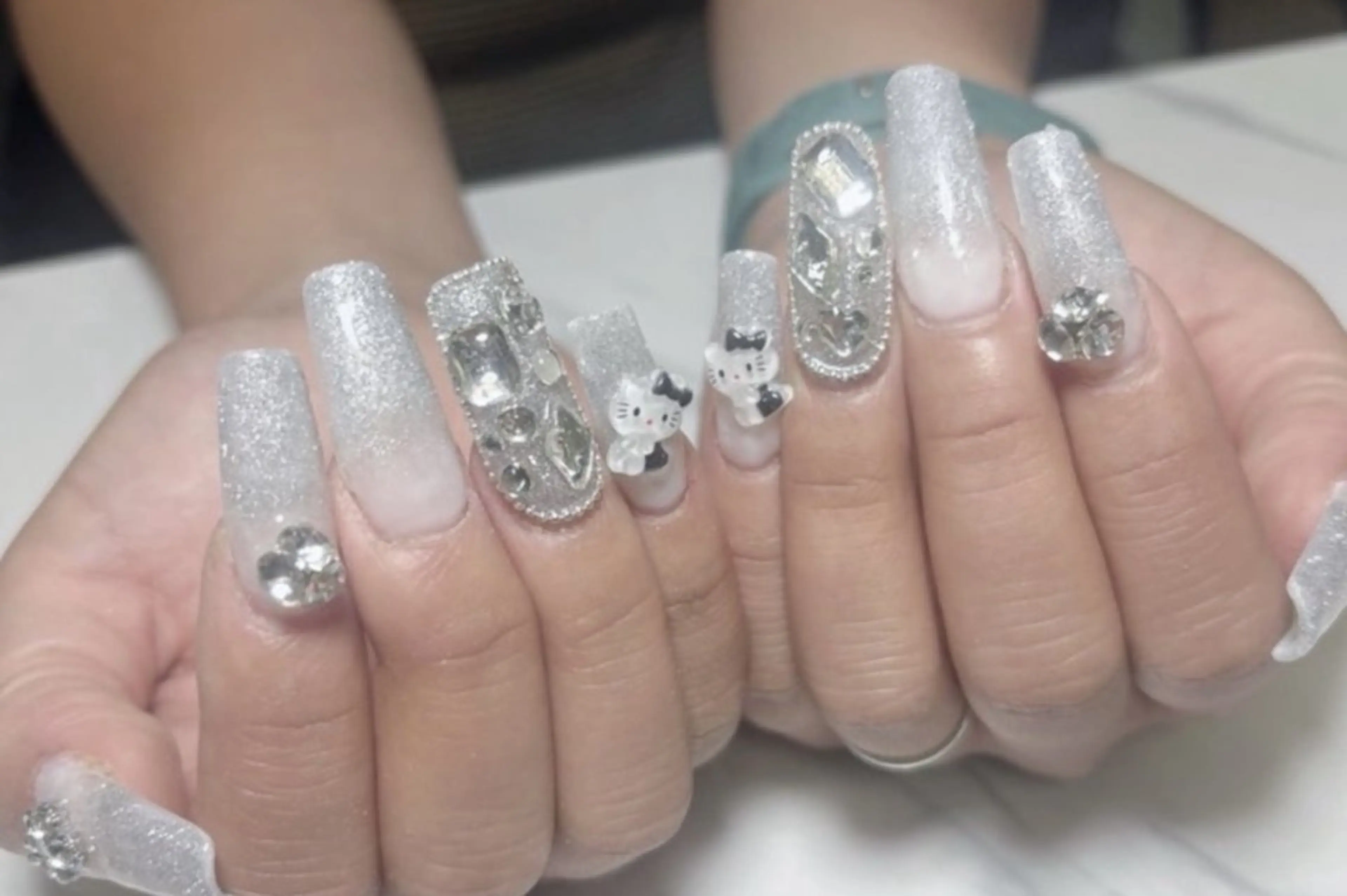 「華やかゴテゴテ」指先が主役級!自爪ベースパーツつけ放題の写真