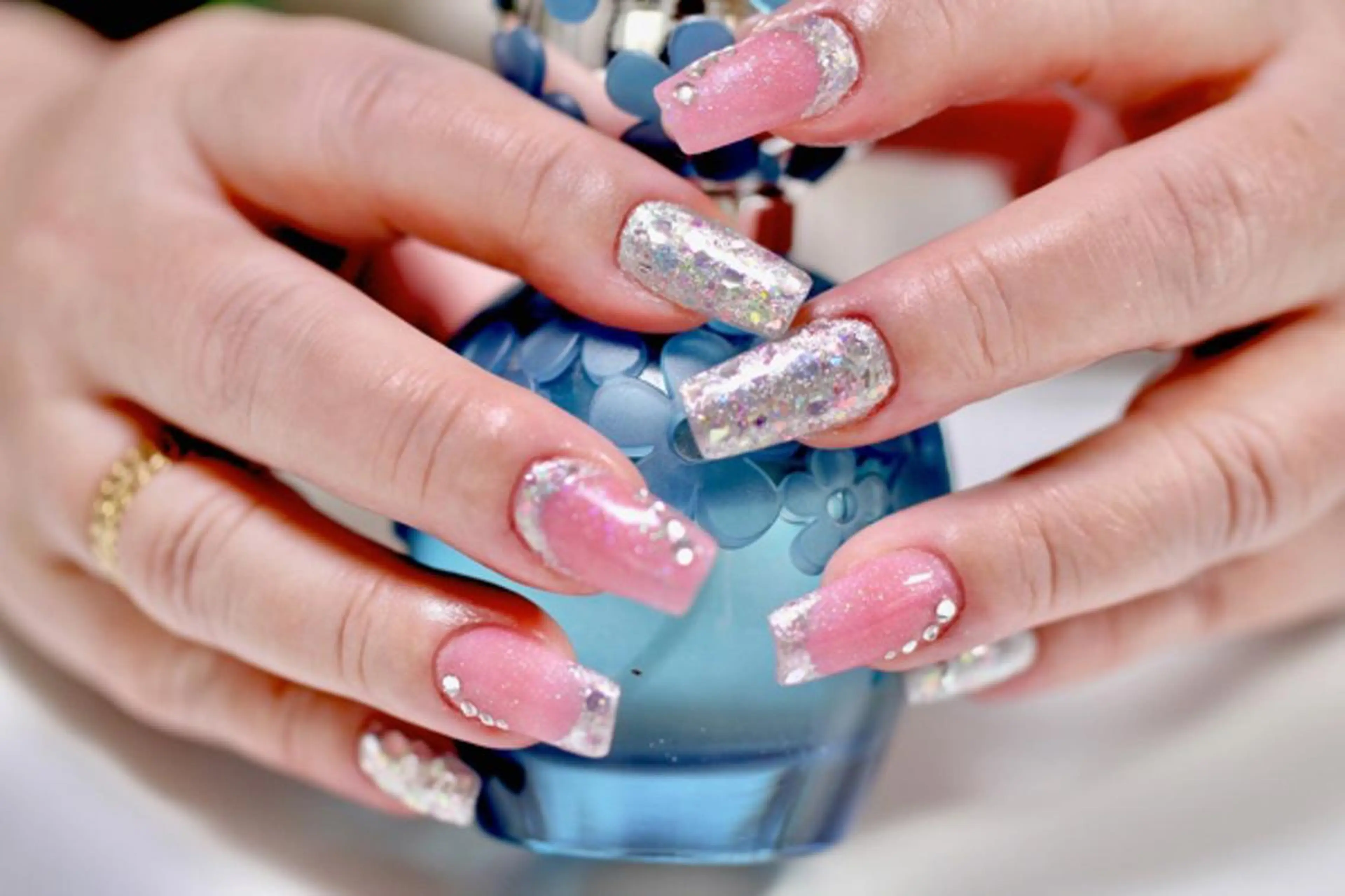 ネイル アートネイル 長さ出し フレンチネイル ジェルネイル ラメ(グリッター) ママリンド　志村坂上店所属・しみ えんのネイルデザイン