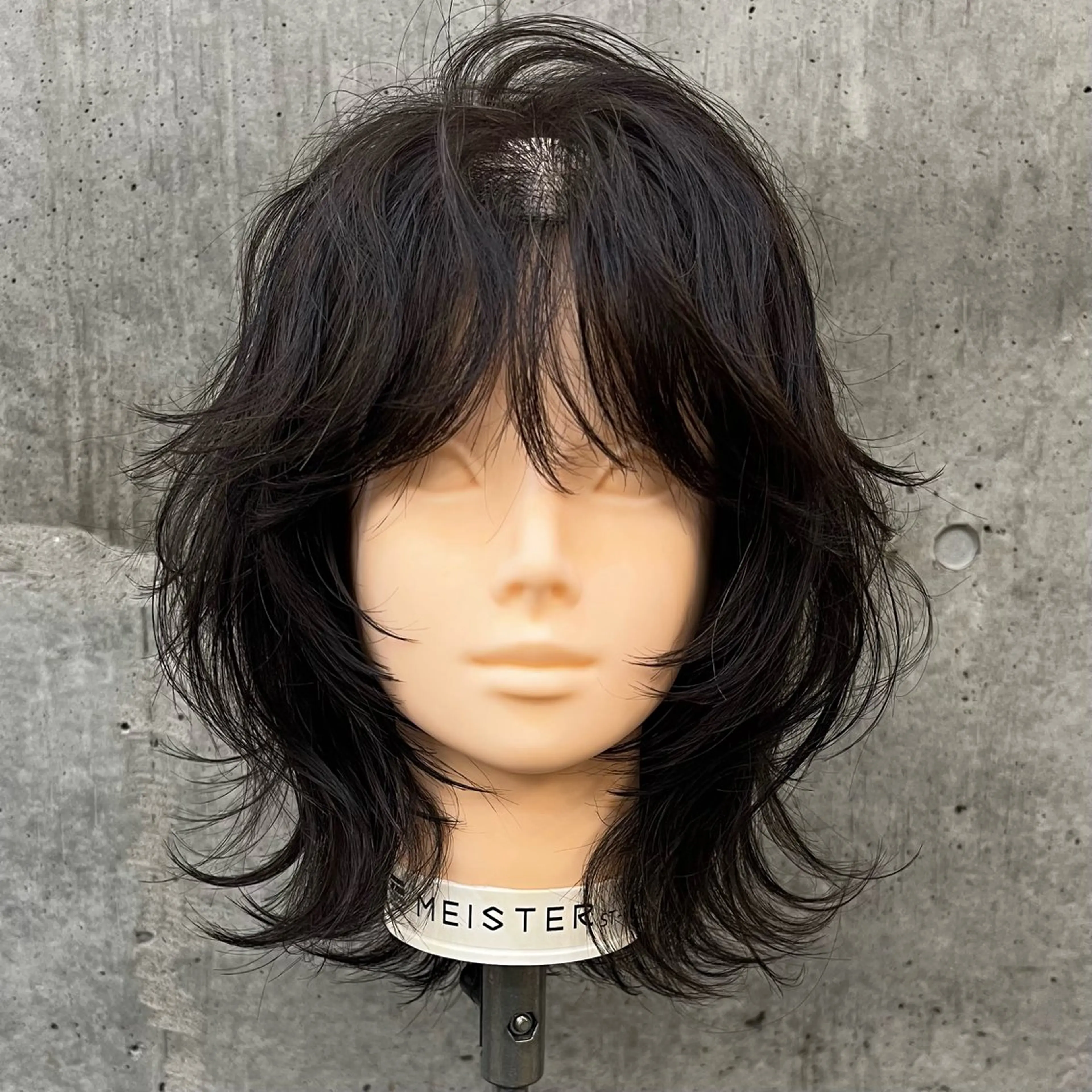 ミディアム カット ウルフとデザイン カラーの神のヘアスタイル