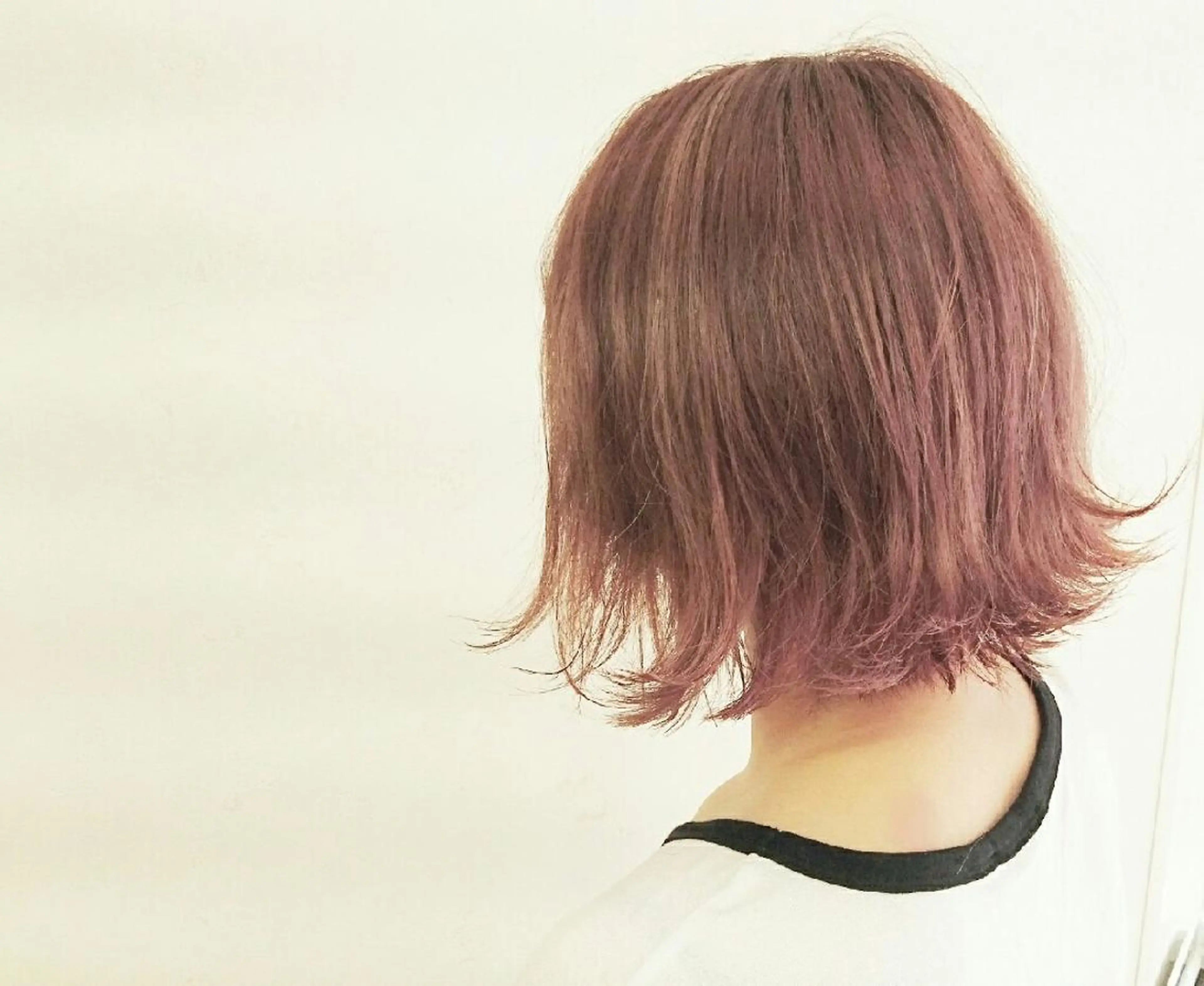 ショート カラー ハイライトカラー ハイライト 外ハネヘア 透明感ハイライト◎ 伊藤夏海のヘアスタイル