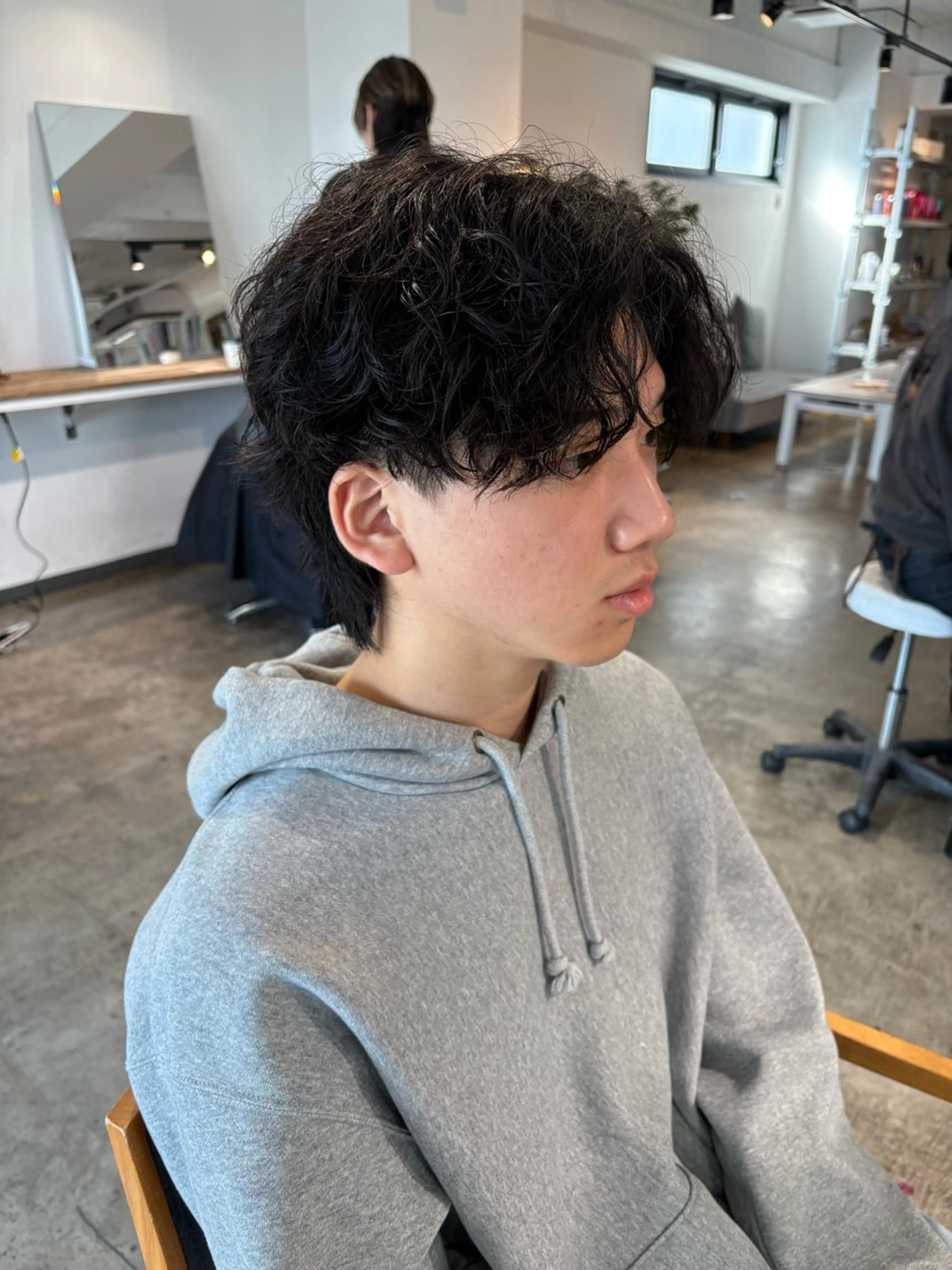 ミディアム パーマ メンズ ミディアムパーマ センターパート ダウンパーマ フェザーパーマ カルマパーマ become men's hair 名駅店所属・名駅/フェザーパーマ 韓国ヘア/森岡のヘアスタイル