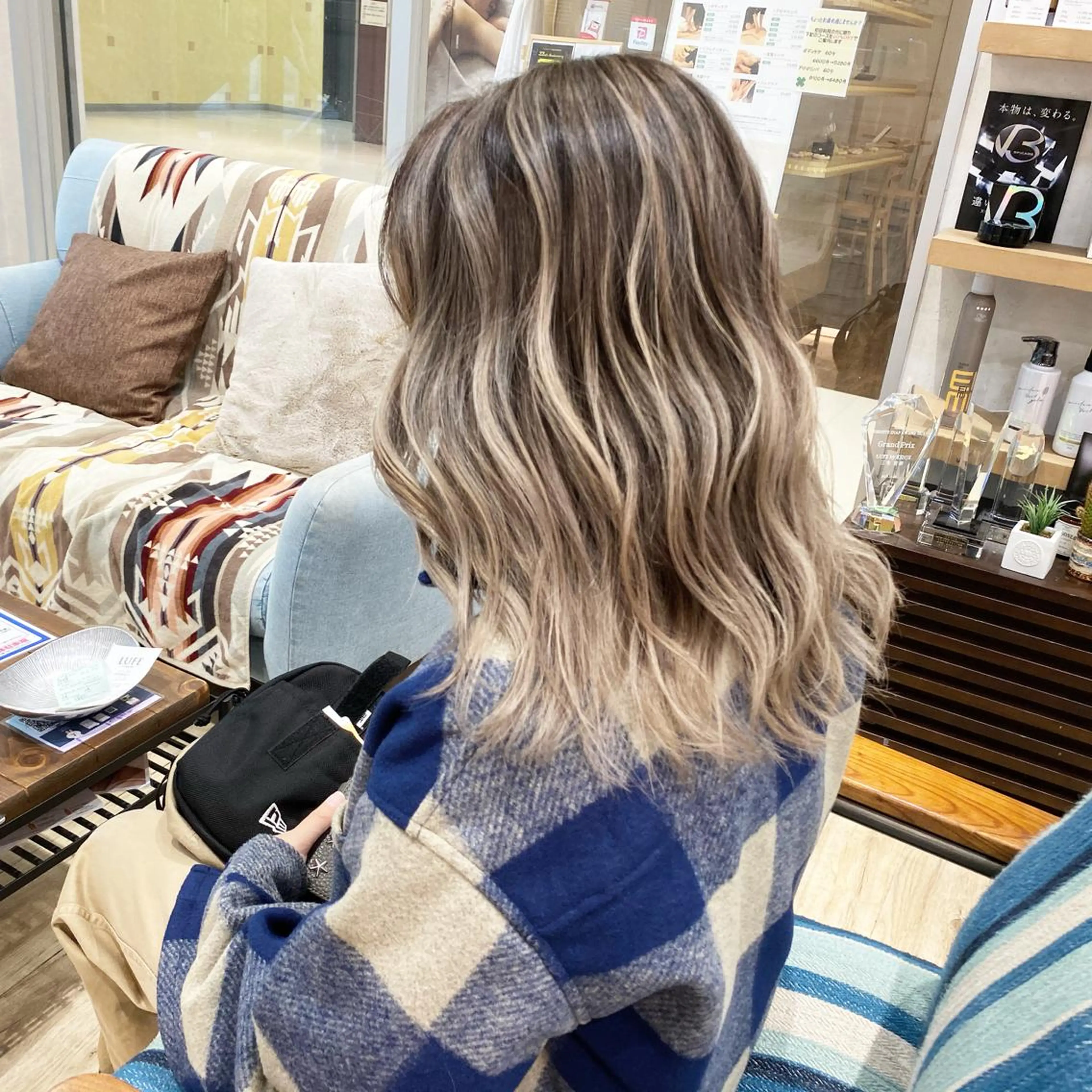 セミロング カラー バレイヤージュ ベージュカラー ブリーチ ホワイトベージュ レイヤーカット ヘアカラー ブリーチカラーレイヤ ーカット🦋annaのヘアスタイル