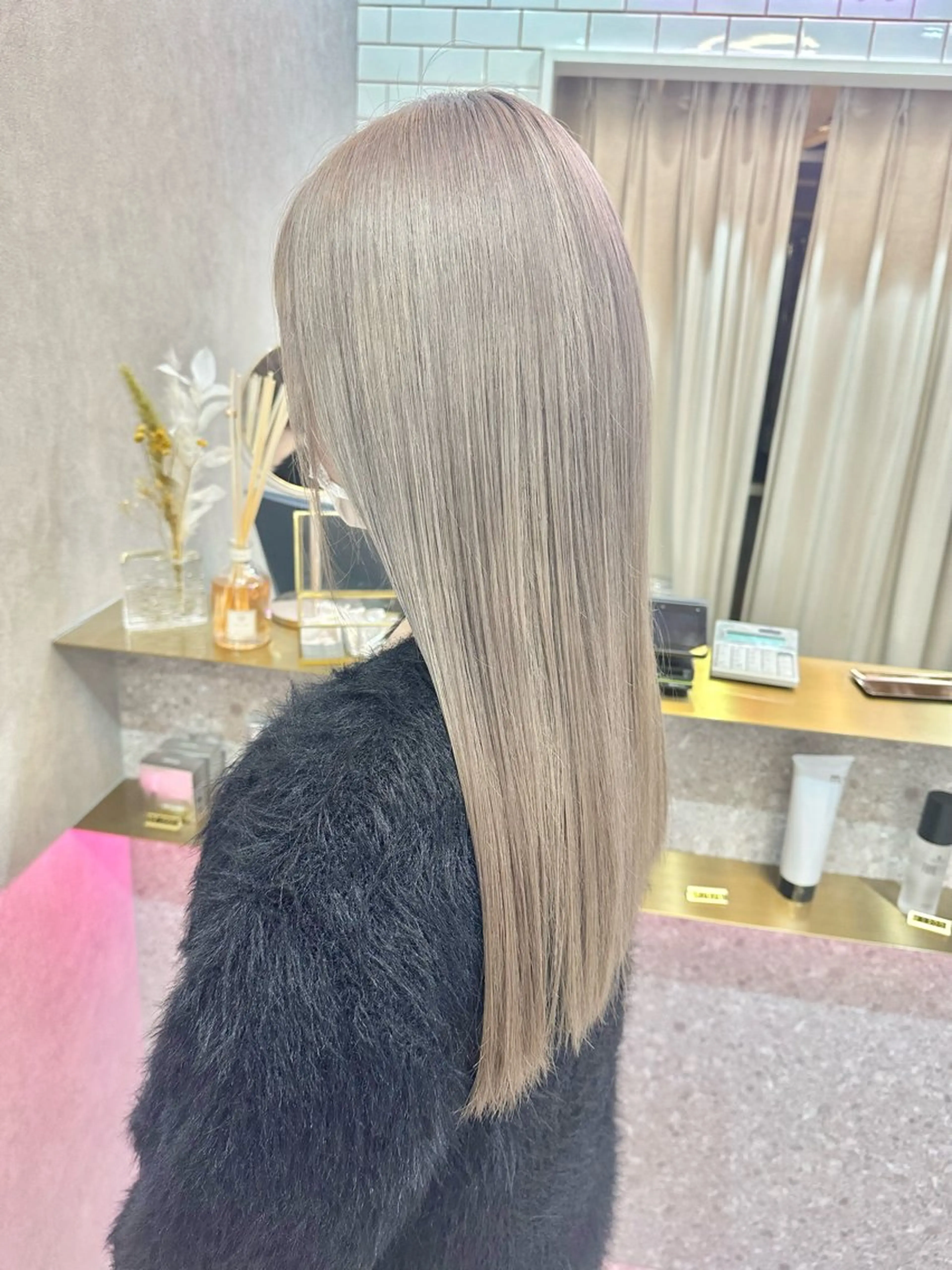 セミロング カラー ヘアアレンジ ヘアカラー yuuto🌈 冬の透け感カラーのヘアスタイル