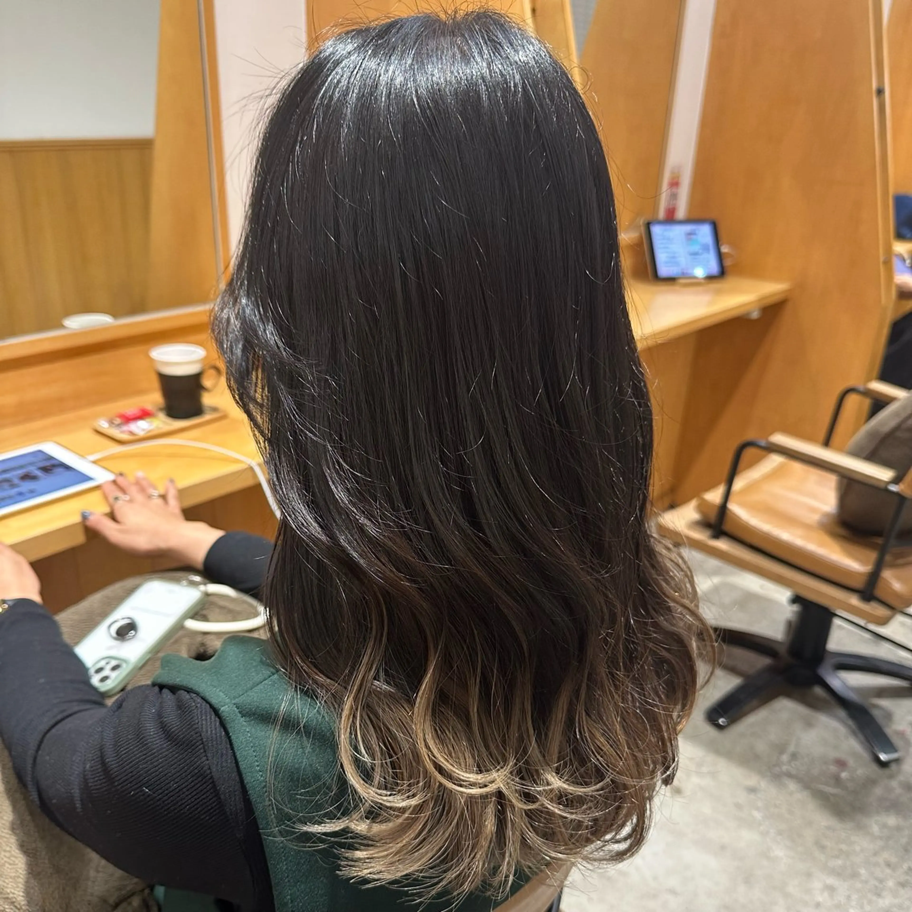 ロング ヘアカラー 🌈神バズり 100%色🌈のヘアスタイル