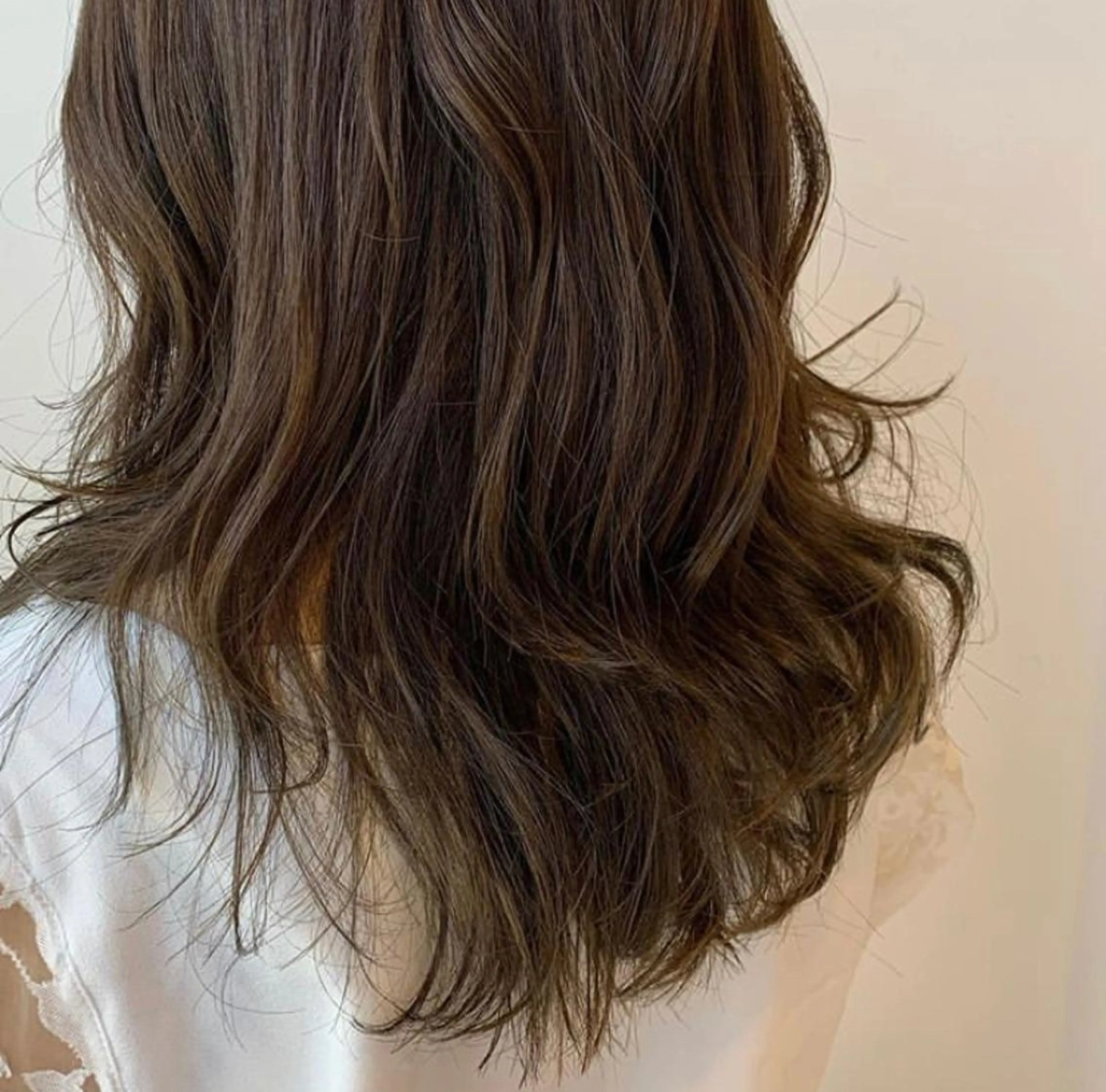 セミロング カラー 小森 衣純のヘアスタイル