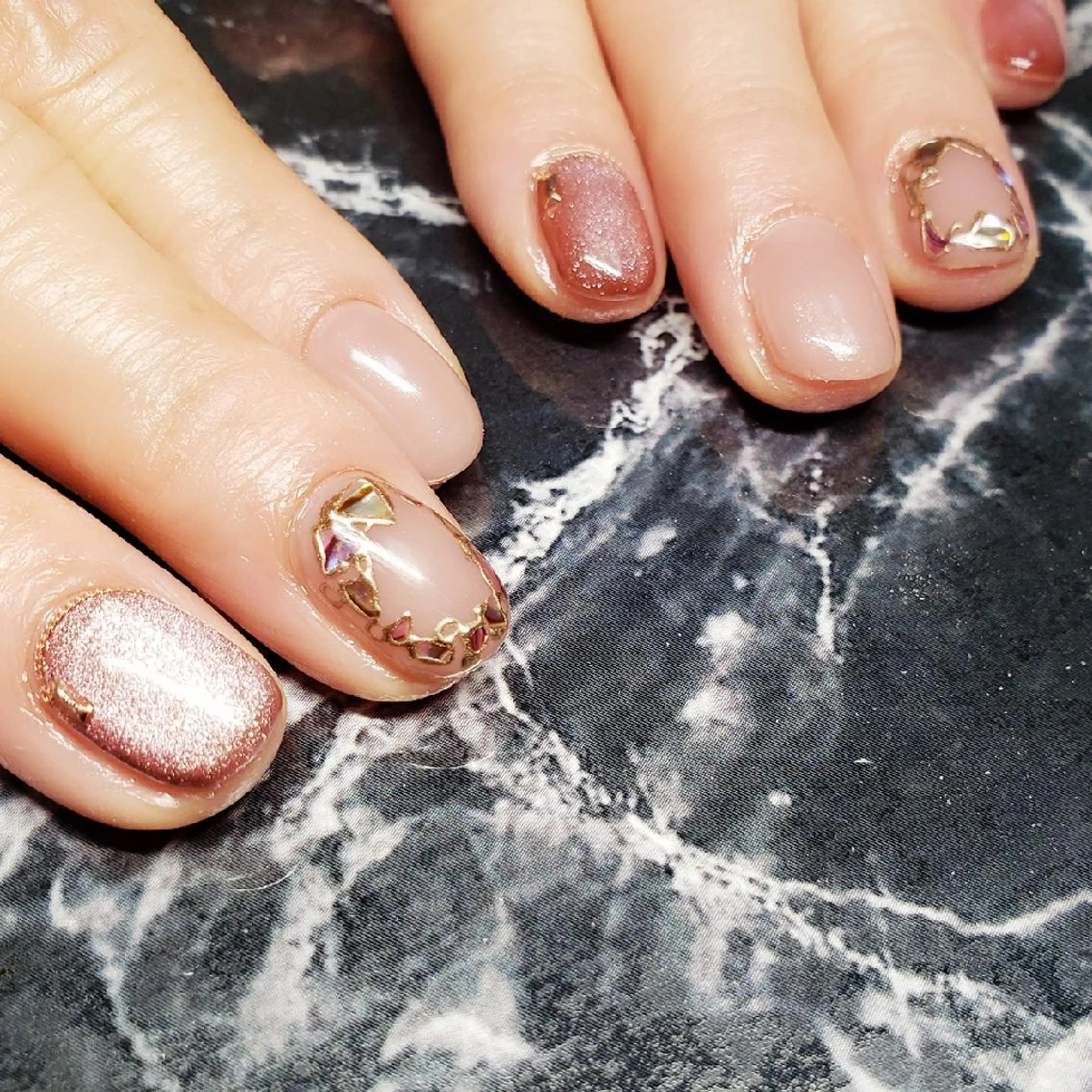 ショート ネイル マグネットネイル ハンドネイル クロキ 。のネイルデザイン