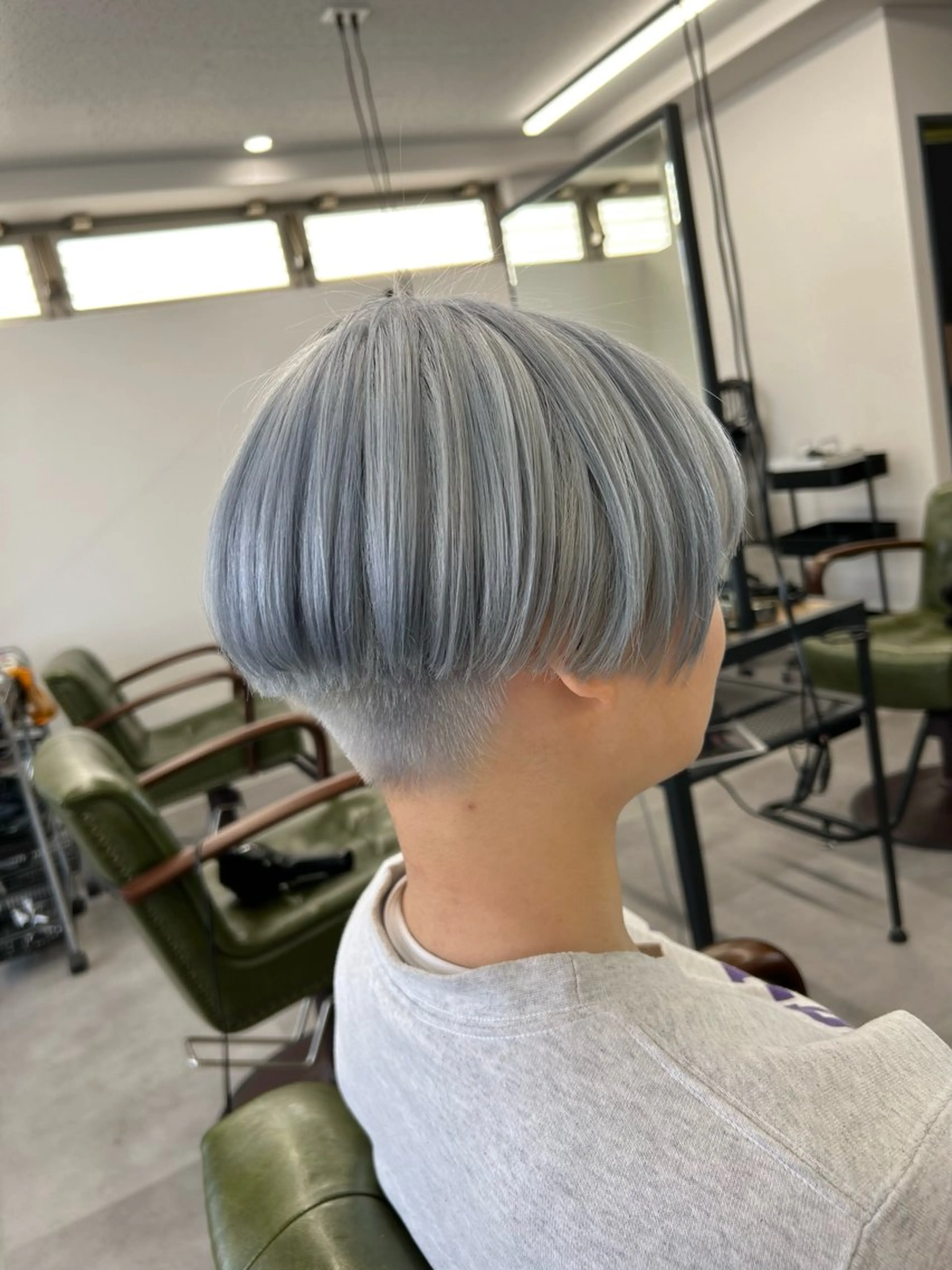 ショート カラー ブリーチ シルバー ホワイトシルバー カット ヘアカラー SHAFT Ieiriのヘアスタイル