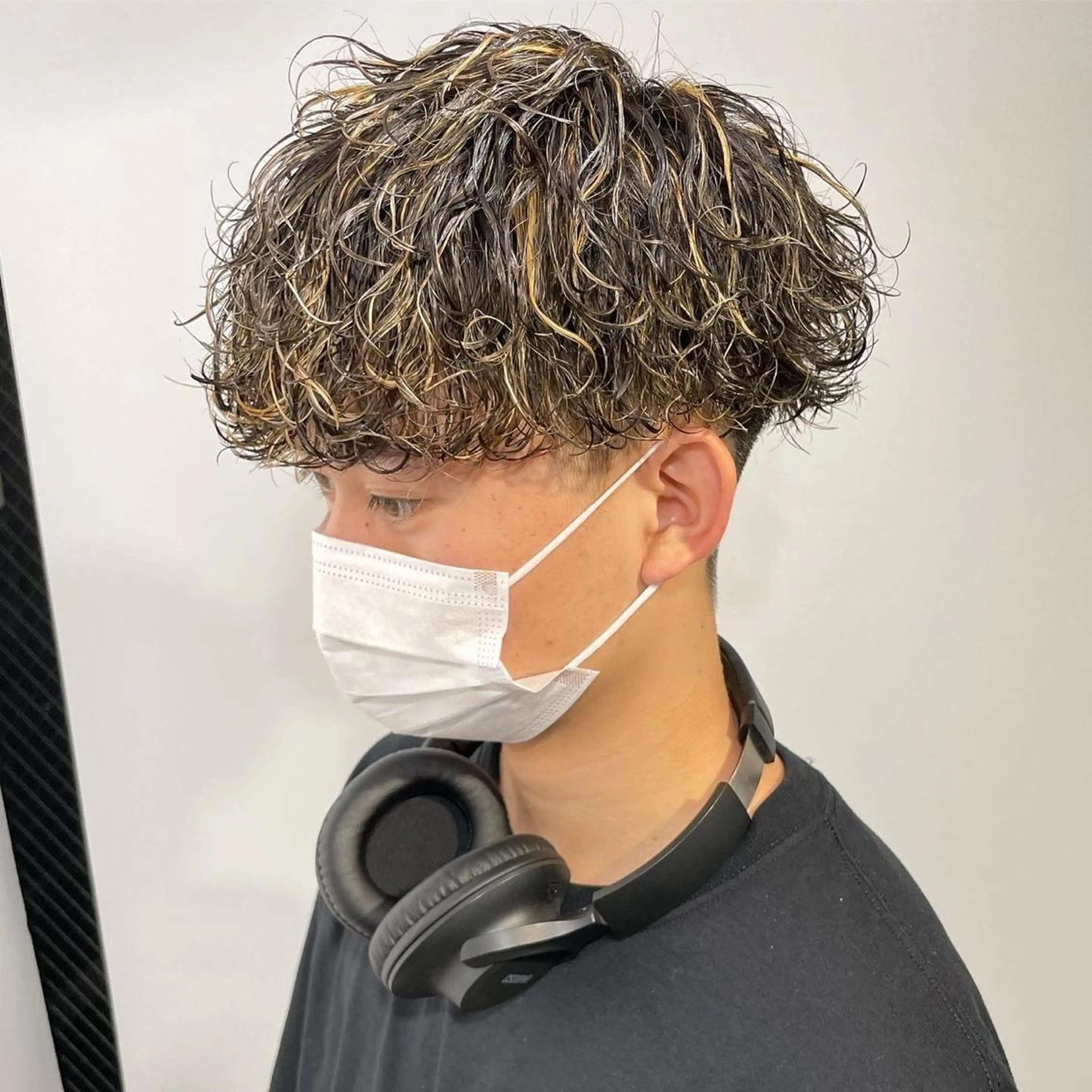 ショート カラー パーマ ヘアアレンジ メンズ センターパート メンズハイライト メンズハイトーン マッシュウルフ マッシュ カット ヘアカラー パーマ トリートメント ヘッドスパ ヘアセット スパイキー/フェザー /波巻き/かいとのヘアスタイル