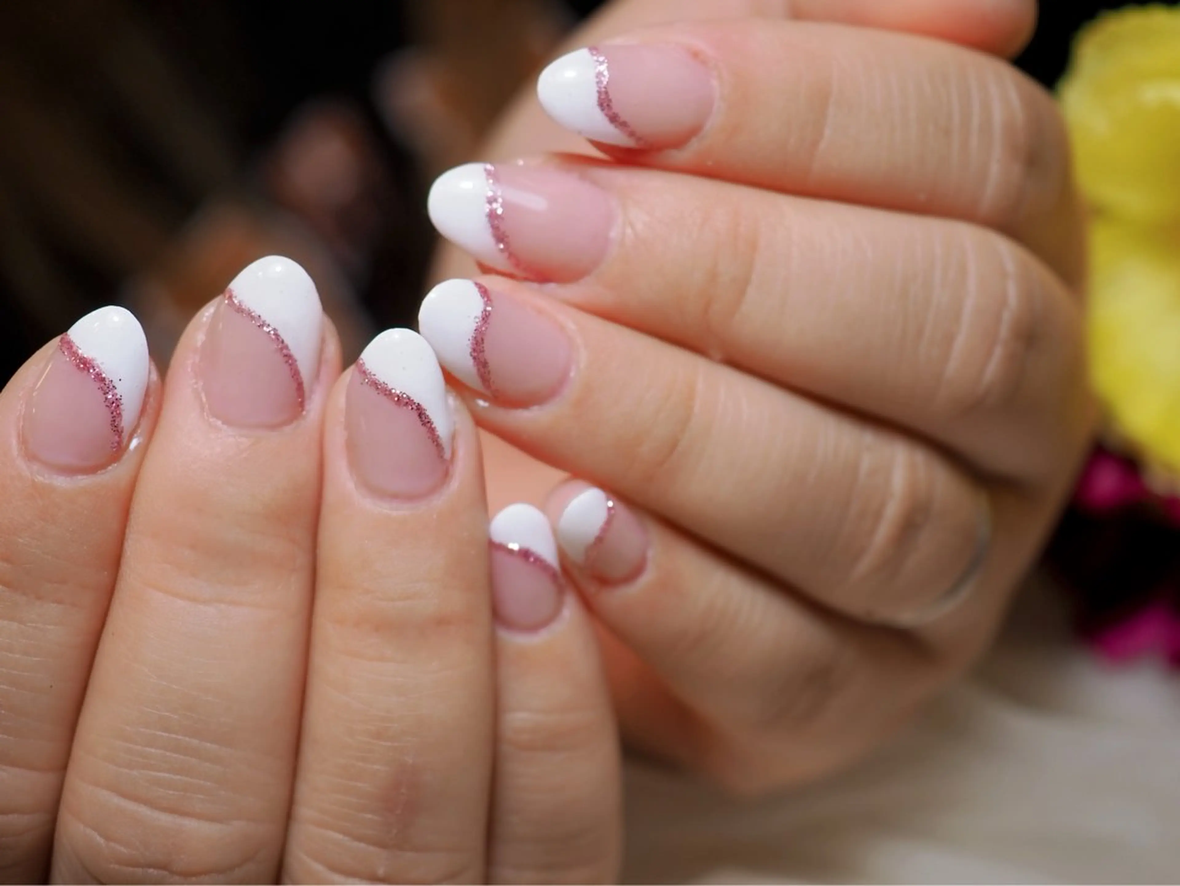 ネイル フレンチネイル ラメ(グリッター) 斜めフレンチ ピンク Mako 💅🏻♡のネイルデザイン