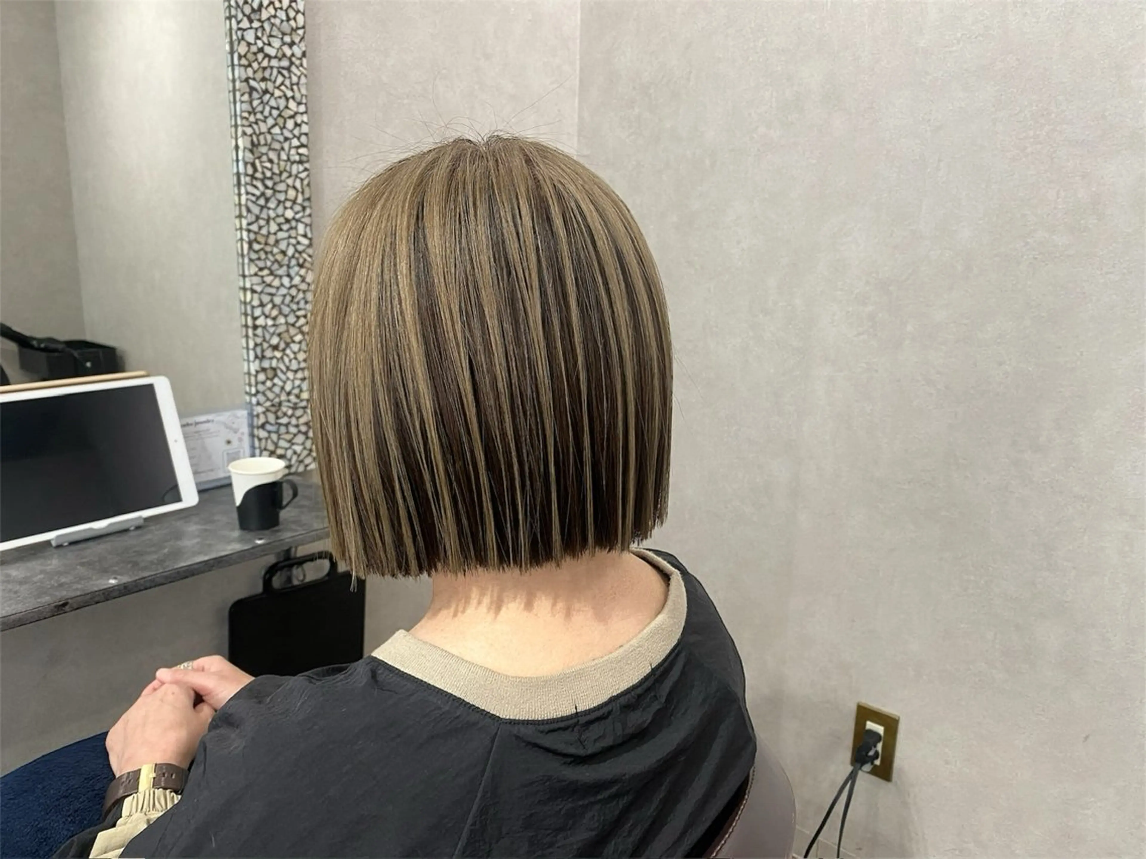 ミディアム カット ヘアカラー _White所属・ＳＨＩ ＺＵのヘアスタイル