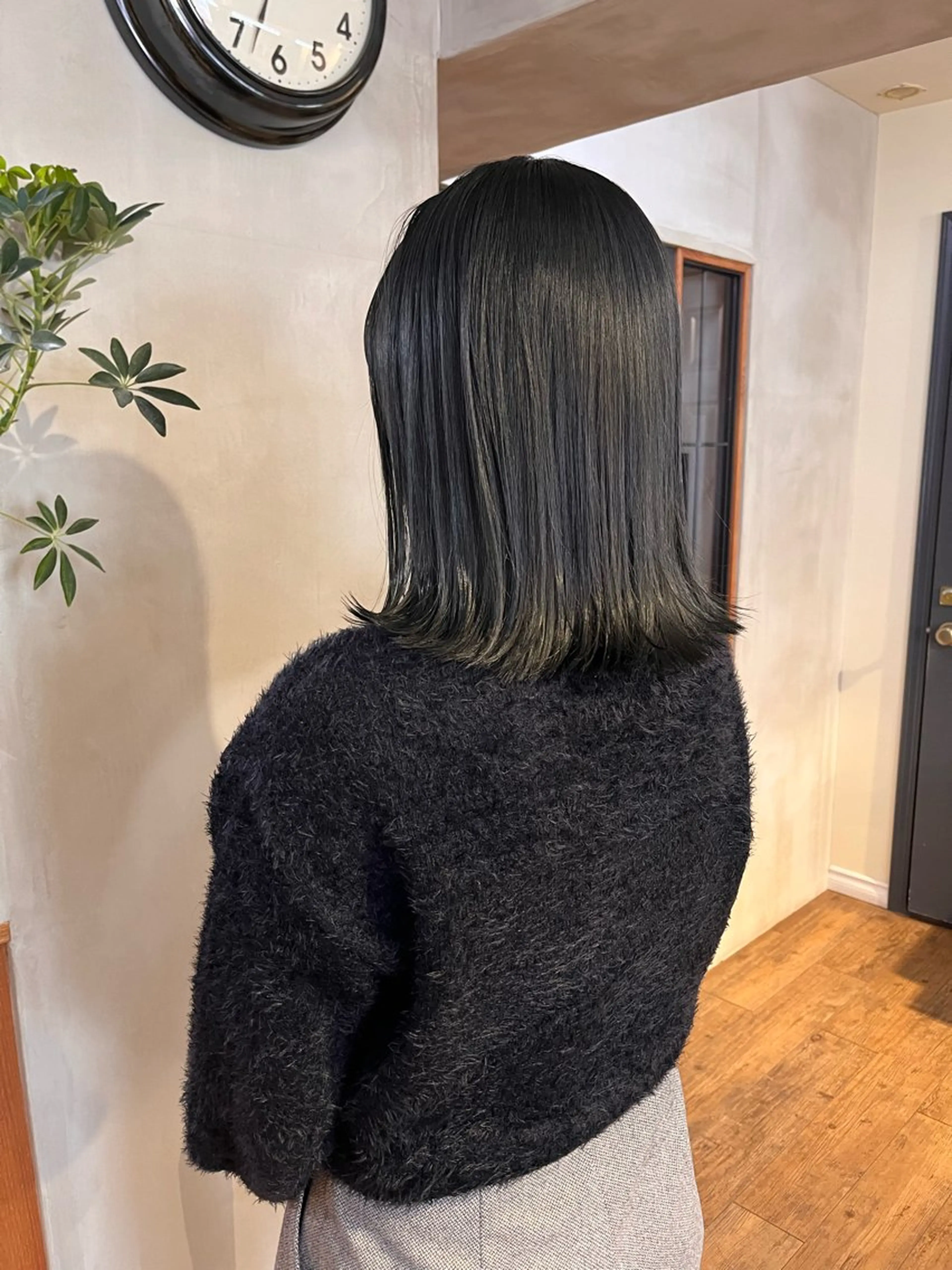 ミディアム カラー ブリーチ オリーブグレー くびれヘア 入学式 卒業式のヘアスタイル カット ヘアカラー 薬院:今泉/上川美幸 小顔ボブ/暗髪カラーのヘアスタイル