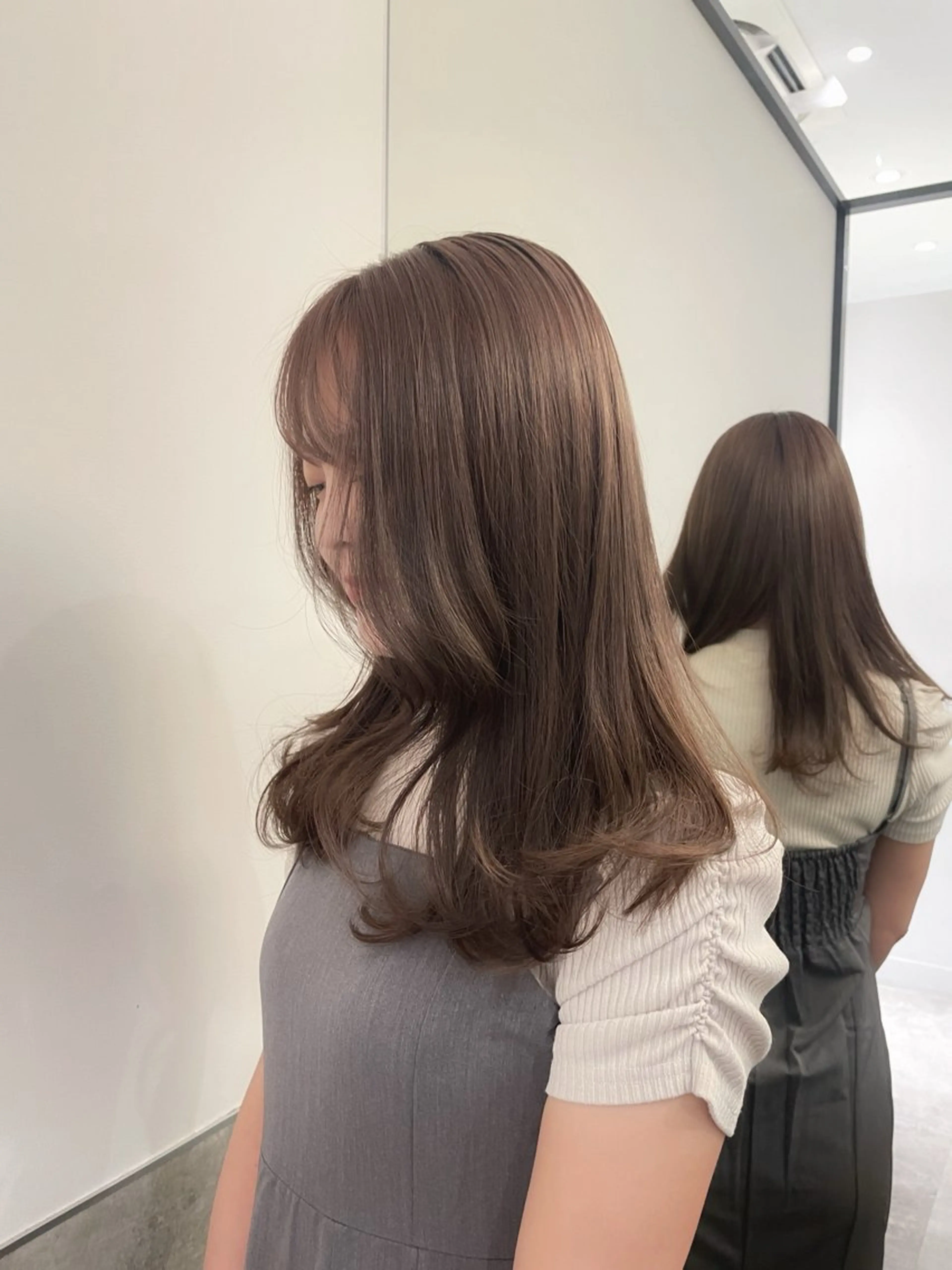 セミロング カラー ヘアアレンジ ベージュカラー ブラウンカラー 透明感カラー オリーブベージュ オリーブブラウン カット ヘアカラー トリートメント ヘアセット SALOWIN原宿ash店所属・理想のハイトーンへ 🌙サイダサキのヘアスタイル