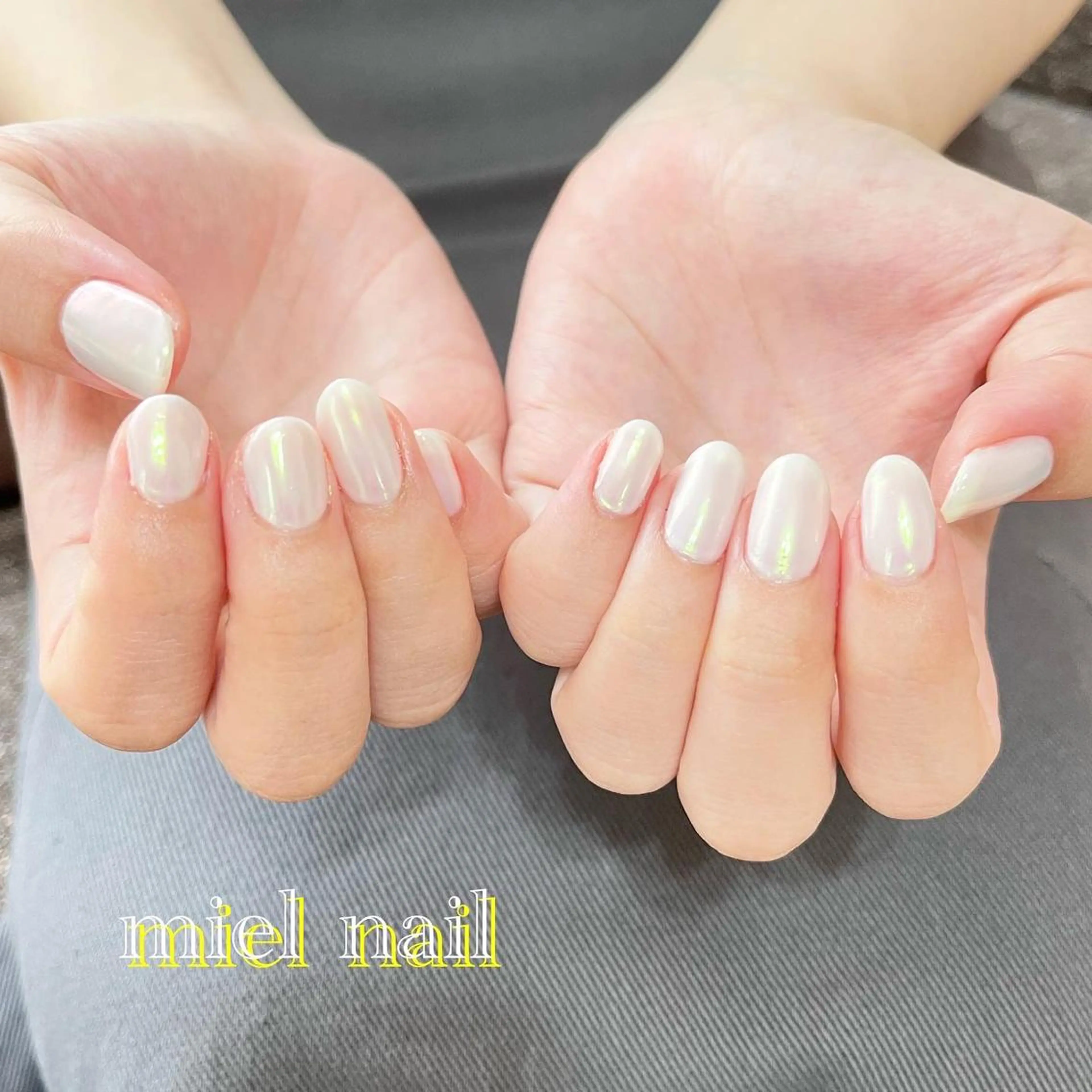 ネイル オーロラネイル ミラーネイル ワンカラーネイル 夏ネイル ホワイト ハンドネイル miel nailのネイルデザイン