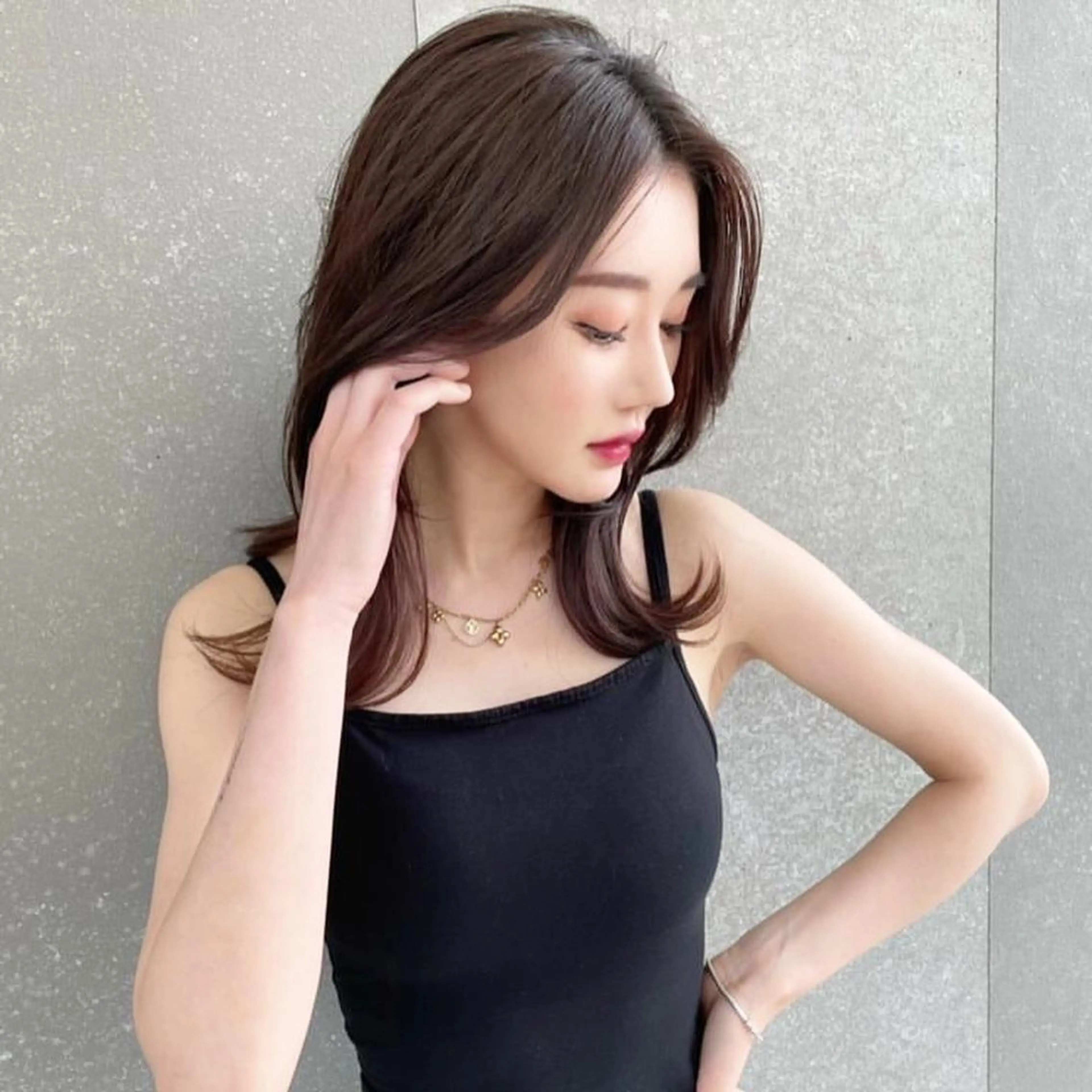 ミディアム カット ヘアカラー トリートメント 山本翔一郎 韓国顔周りレイヤーのヘアスタイル