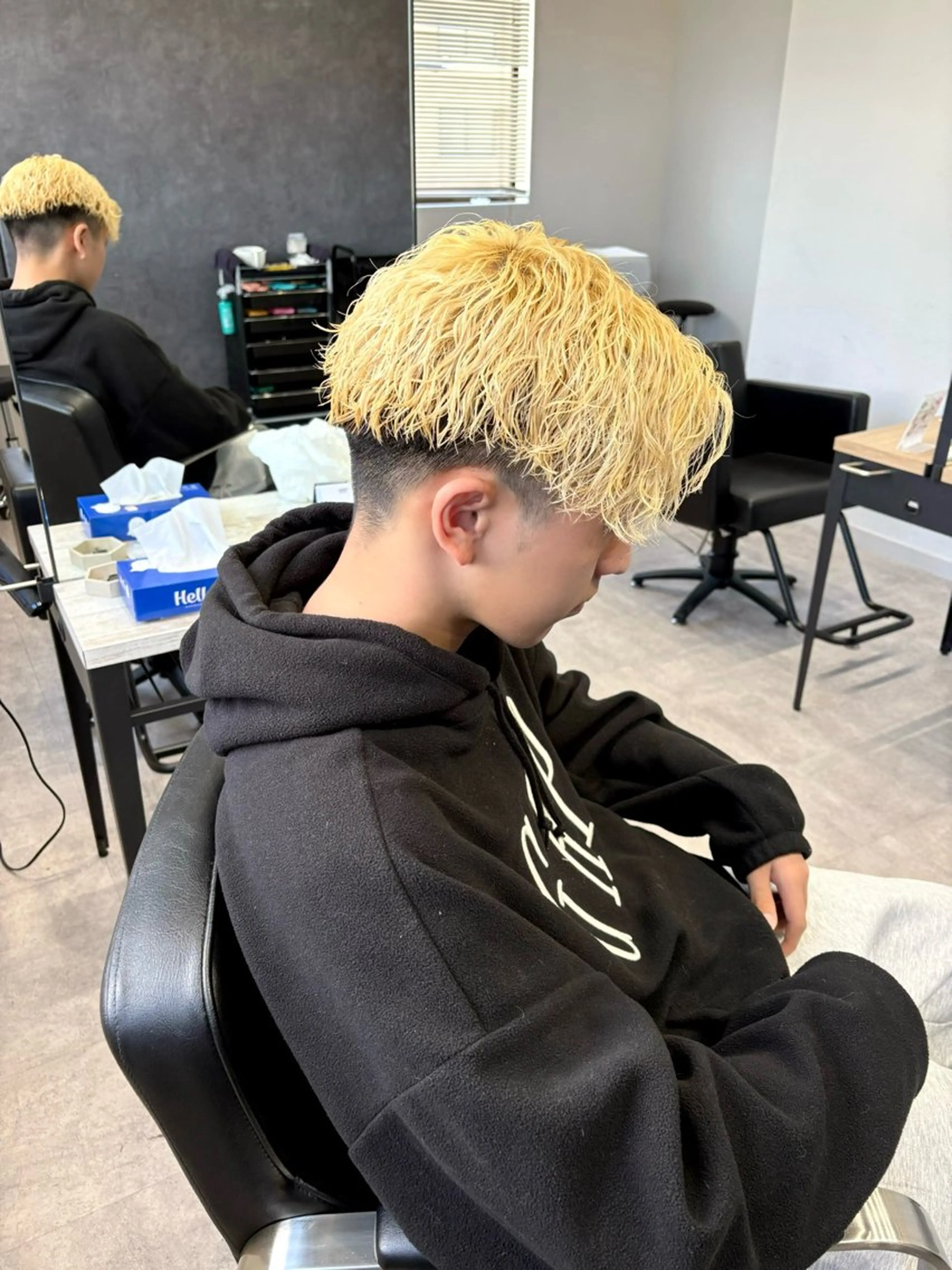 ミディアム カラー パーマ メンズ メンズブリーチ メンズハイトーン 刈り上げ ブリーチ ブロンド カット ヘアカラー パーマ トリートメント 浜松/メンズサロン/ Yuna🐈‍⬛🫧のヘアスタイル