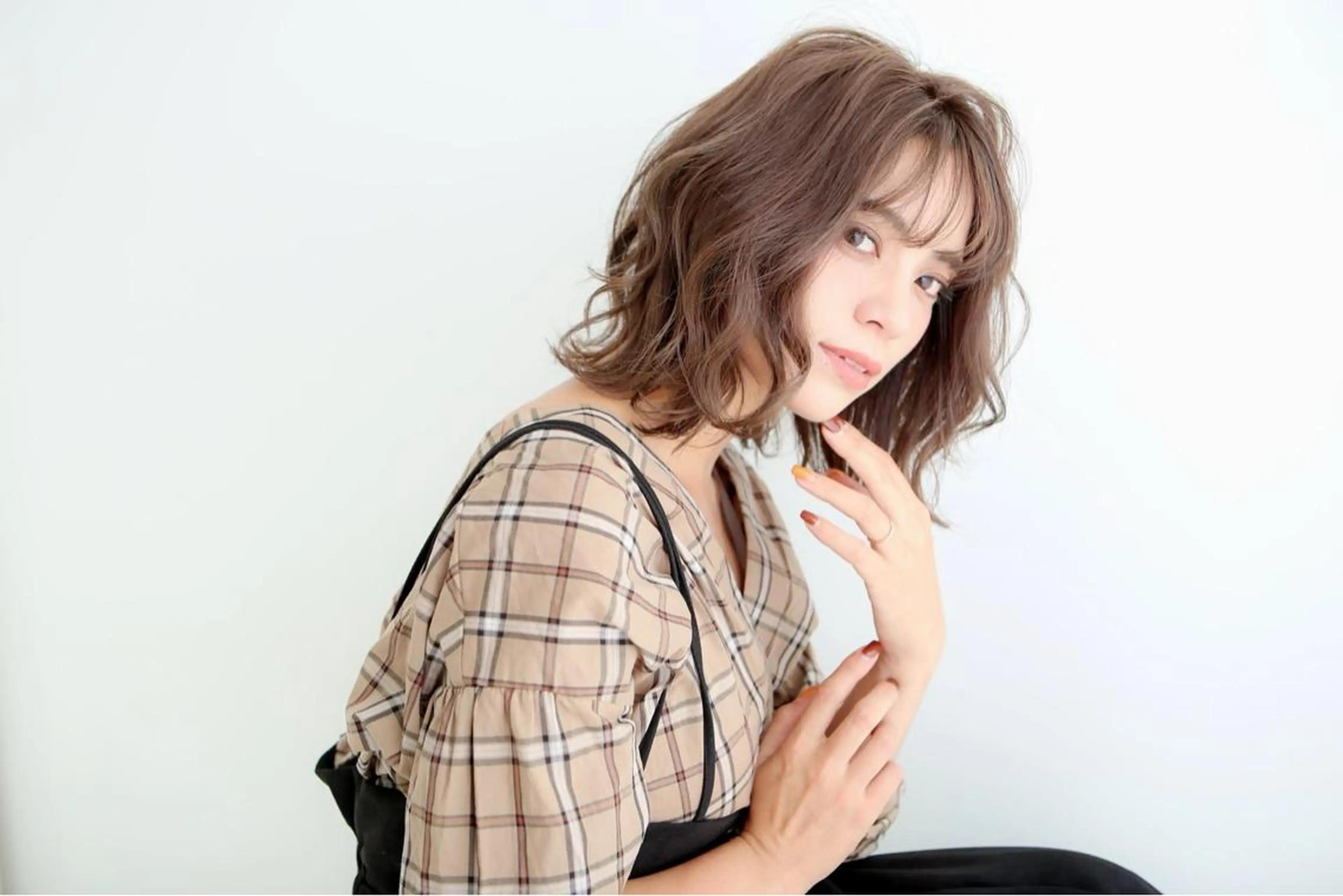 ミディアム ブリーチなしダブル/ レイヤーカット 小棹のヘアスタイル