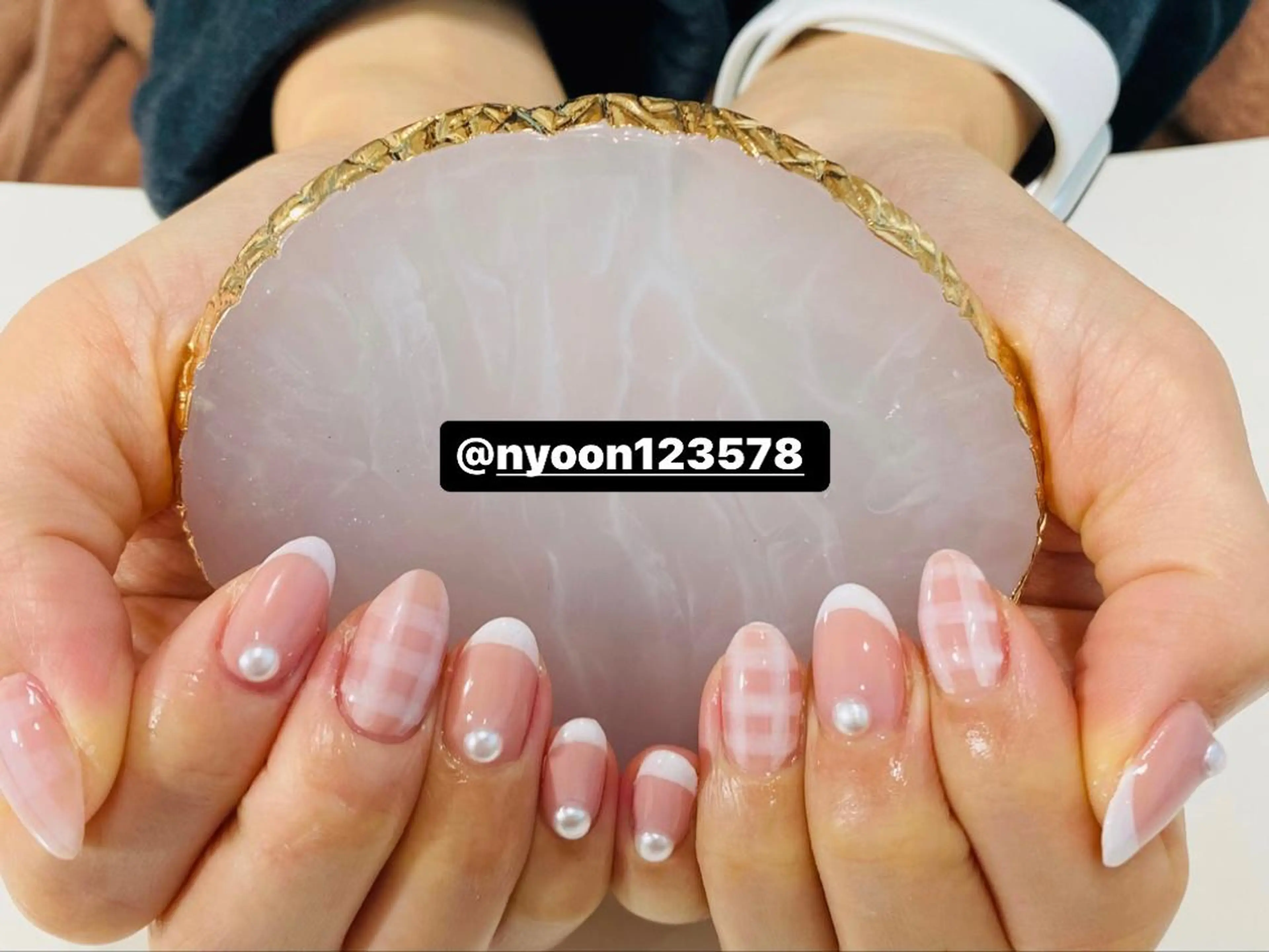 ミディアム ネイル マツエク・マツパ アイブロウ ワンホンマツエク アートネイル フラッシュネイル ジェルネイル 氷ネイル・うるうるネイル 13日3980円‼️ マグもデザインも◎のネイルデザイン