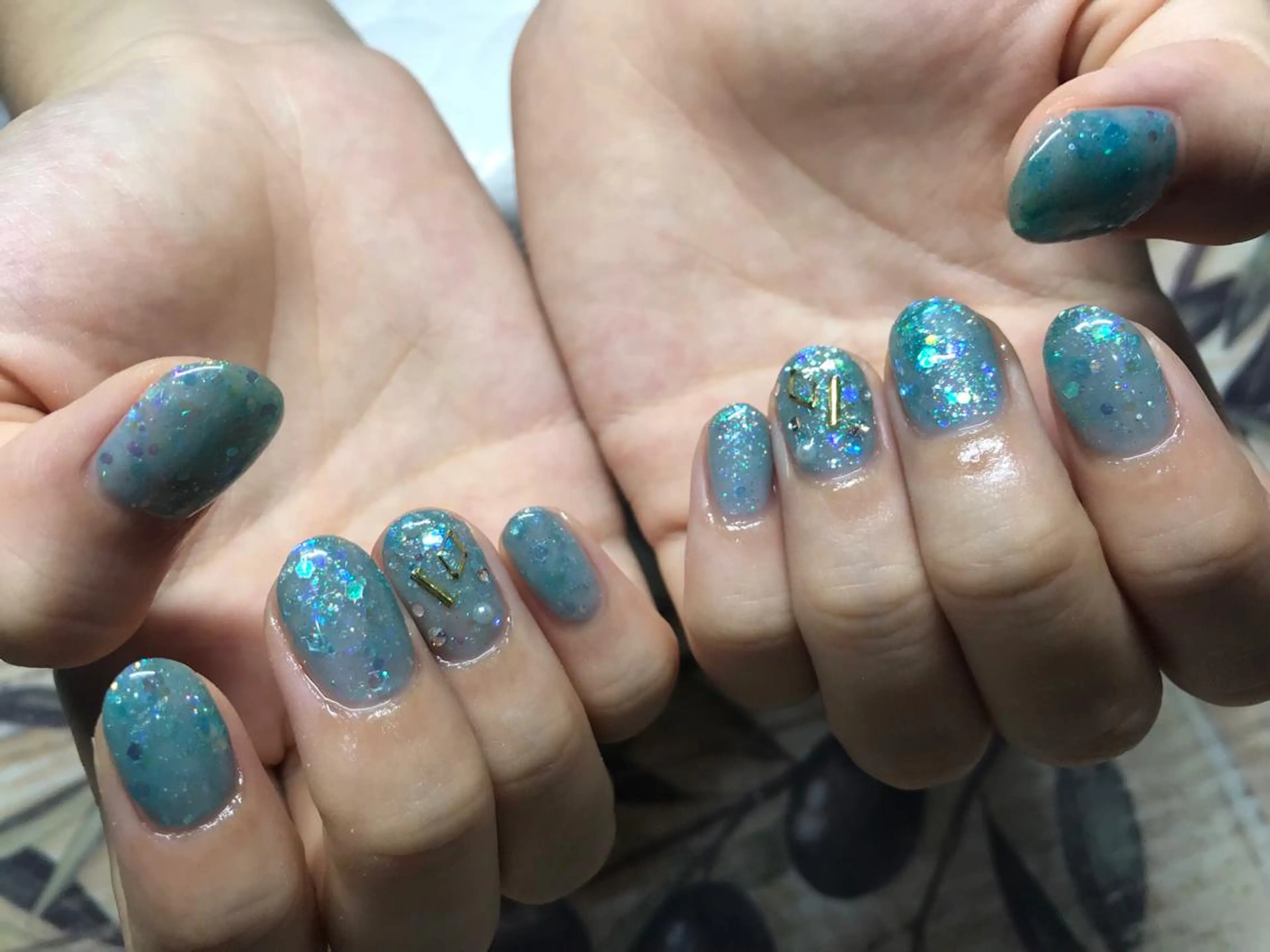 ネイル ブルー キラキラネイル ラメ(グリッター) 夏ネイル ガールネイルサロン所属・ガール ネイルサロンのネイルデザイン
