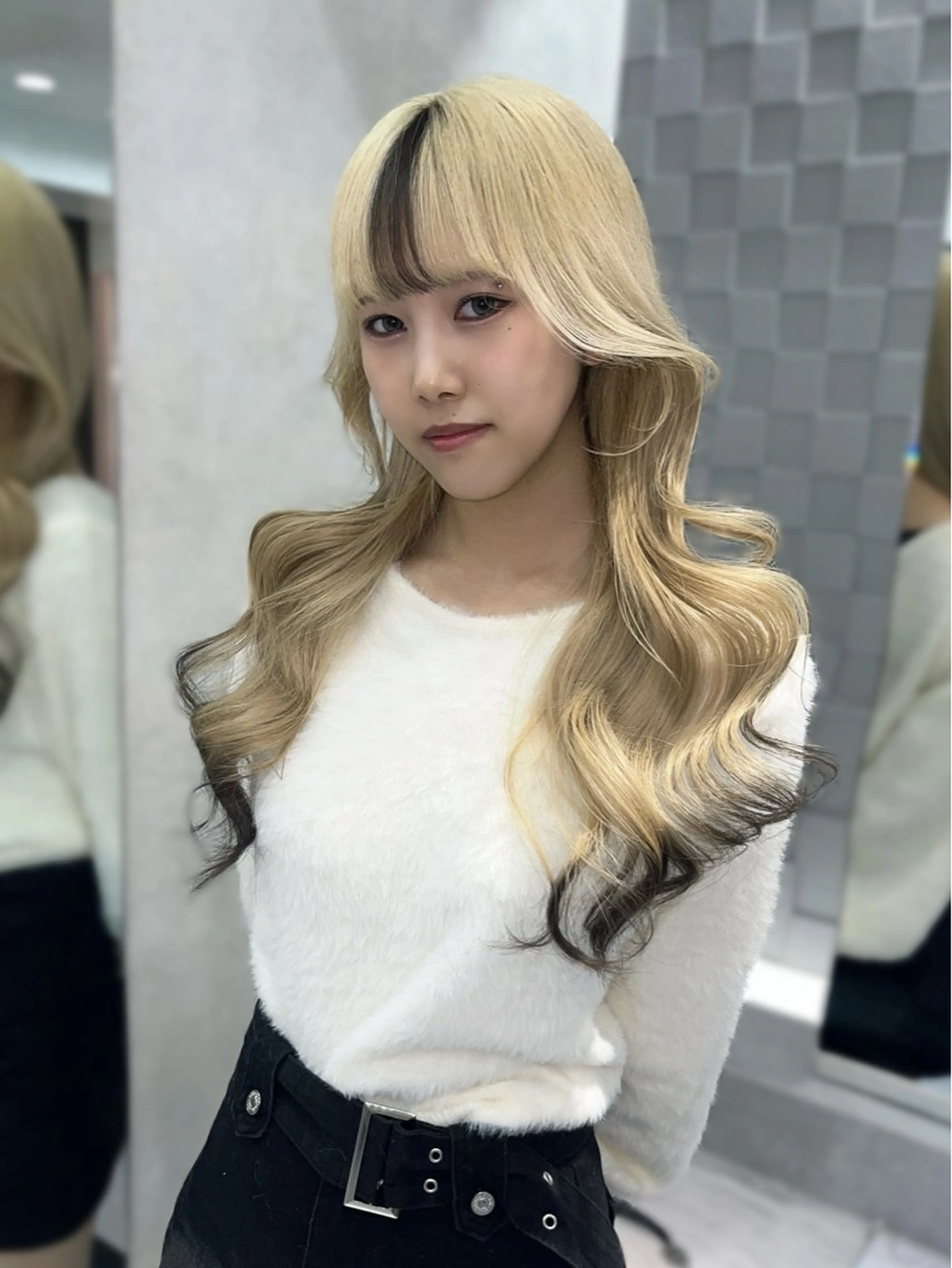 ロング カラー ベージュカラー ブラウンカラー ダークブラウン デザインカラー ホワイトベージュ karen/韓国ヘア / ブリーチ/透明感のヘアスタイル