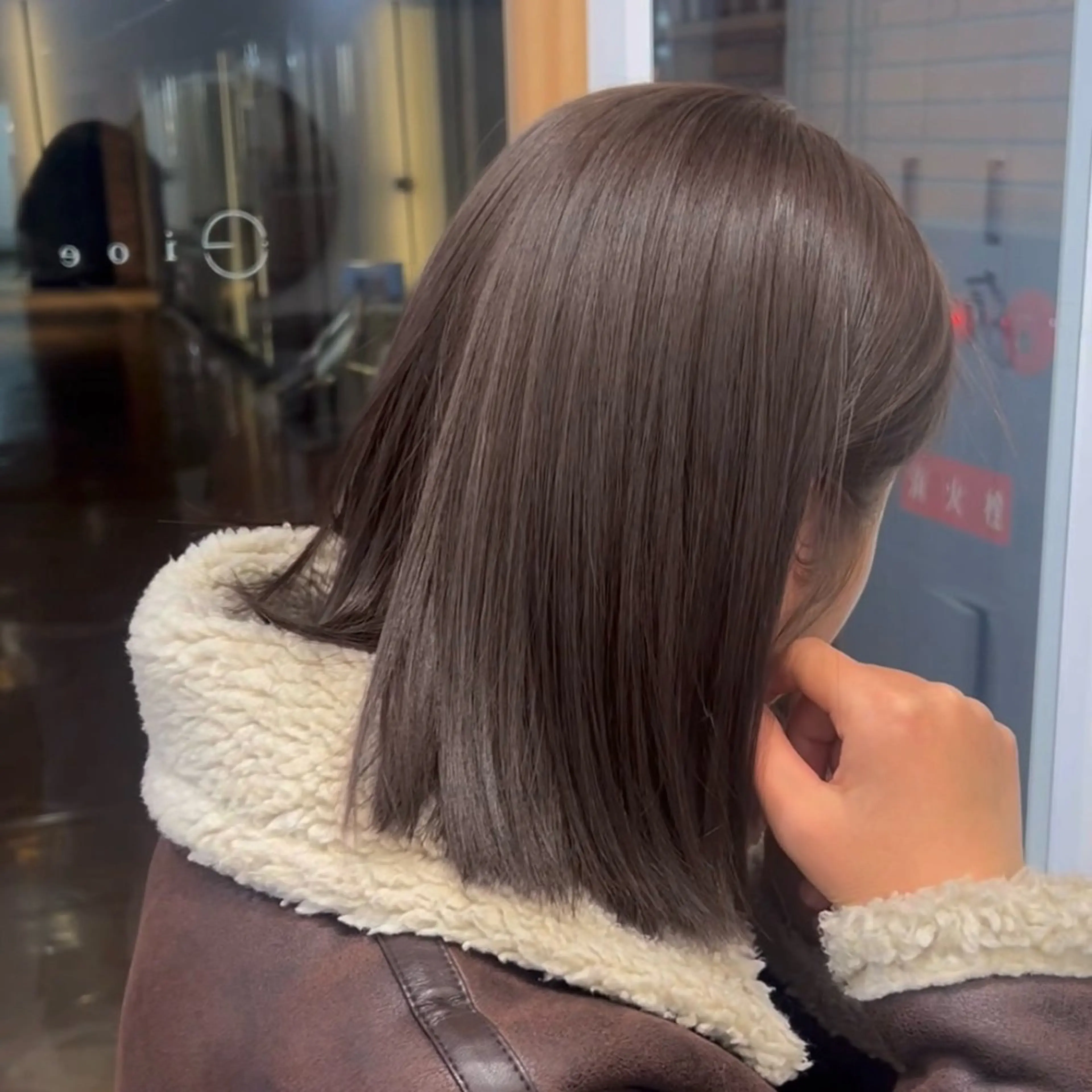 ミディアム カラー パーマ アッシュ アッシュグレー アッシュグレージュ ベージュカラー 黒髪 ヘアカラー トリートメント ブリーチなし/ ベージュ/akiraのヘアスタイル