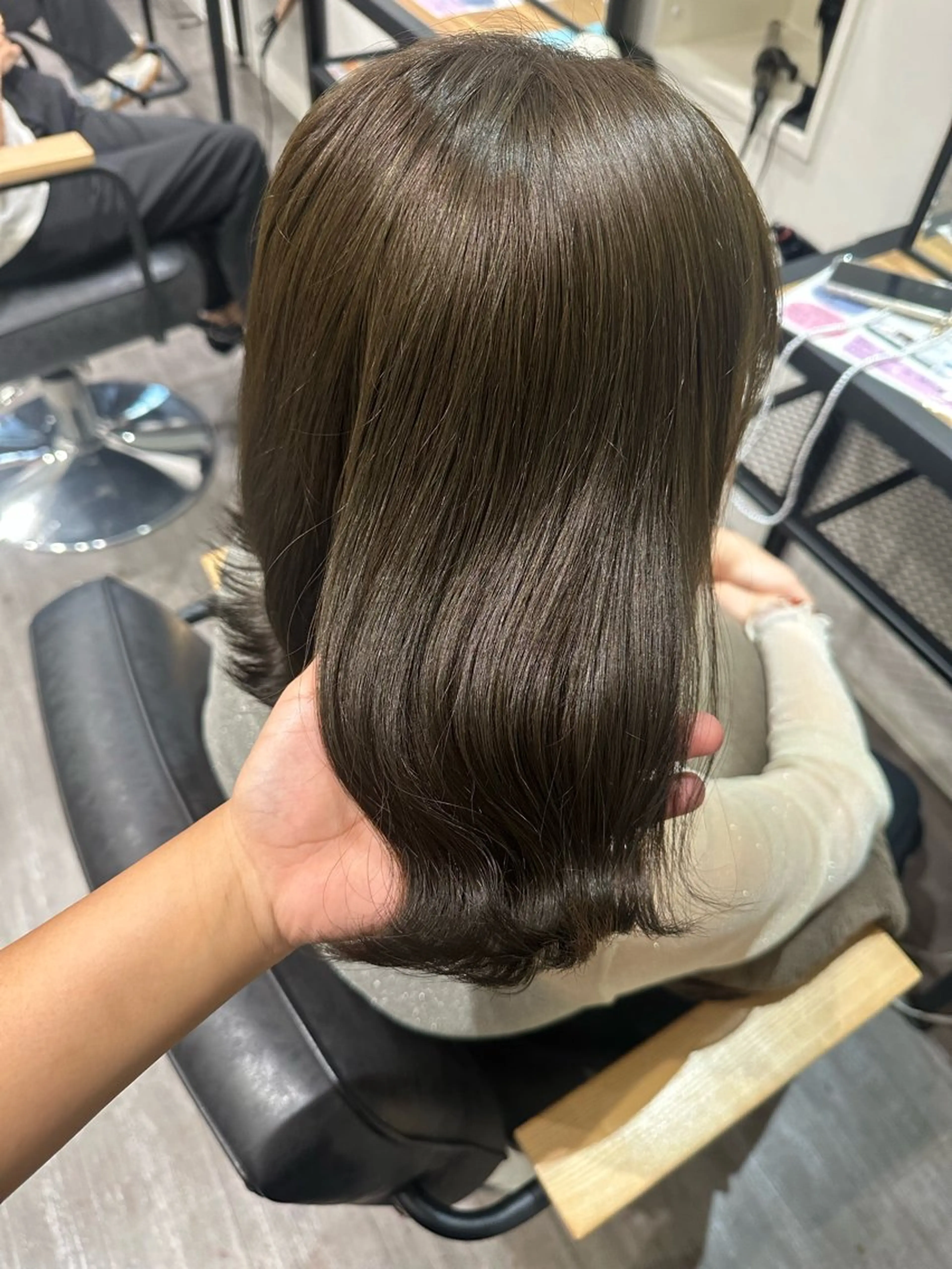 ミディアム カラー グレージュ オリーブグレージュ オリーブグレー カット ヘアカラー トリートメント 艶髪レイヤー上田 紗也🇰🇷💗のヘアスタイル