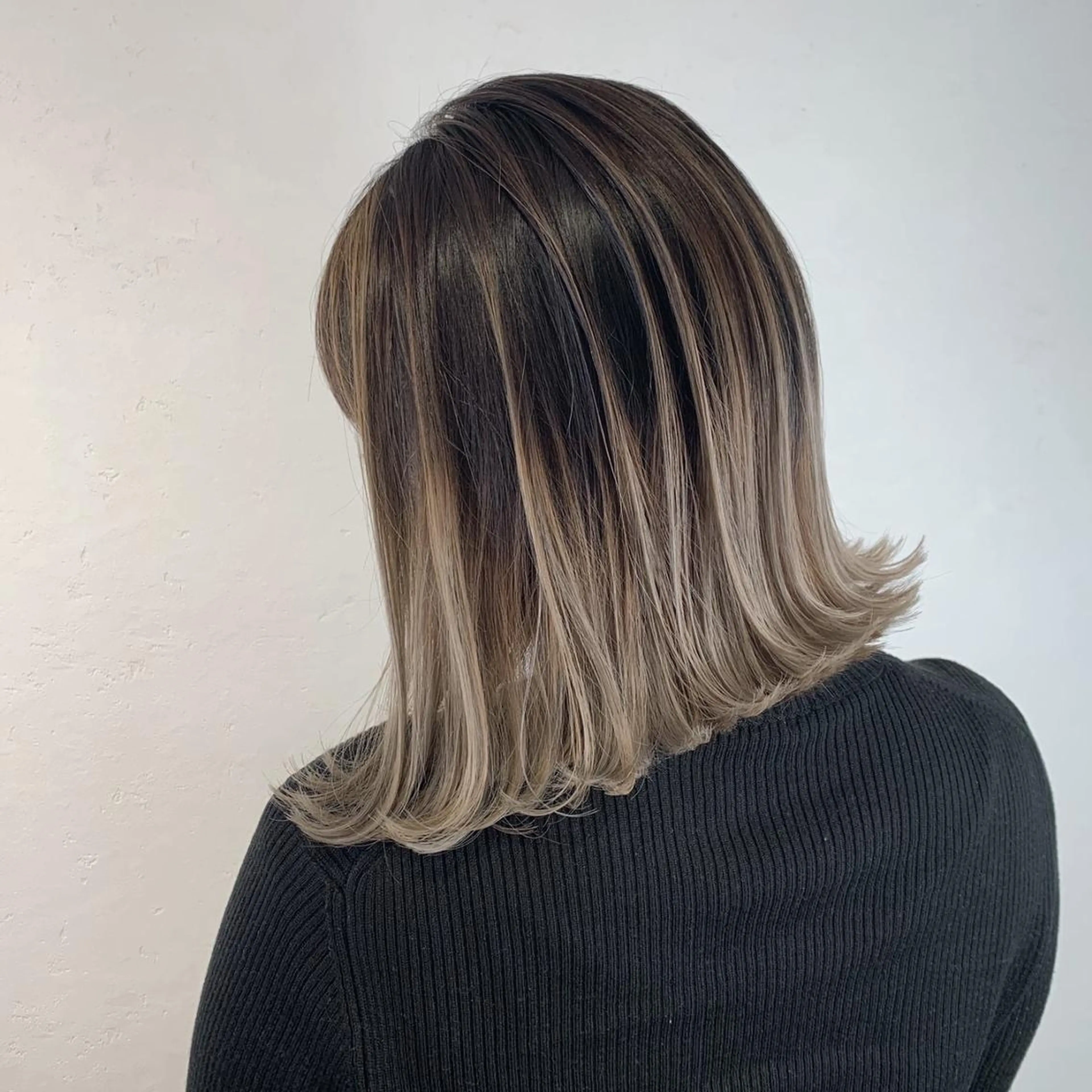 ミディアム カラー _WHITE 天王寺のヘアスタイル