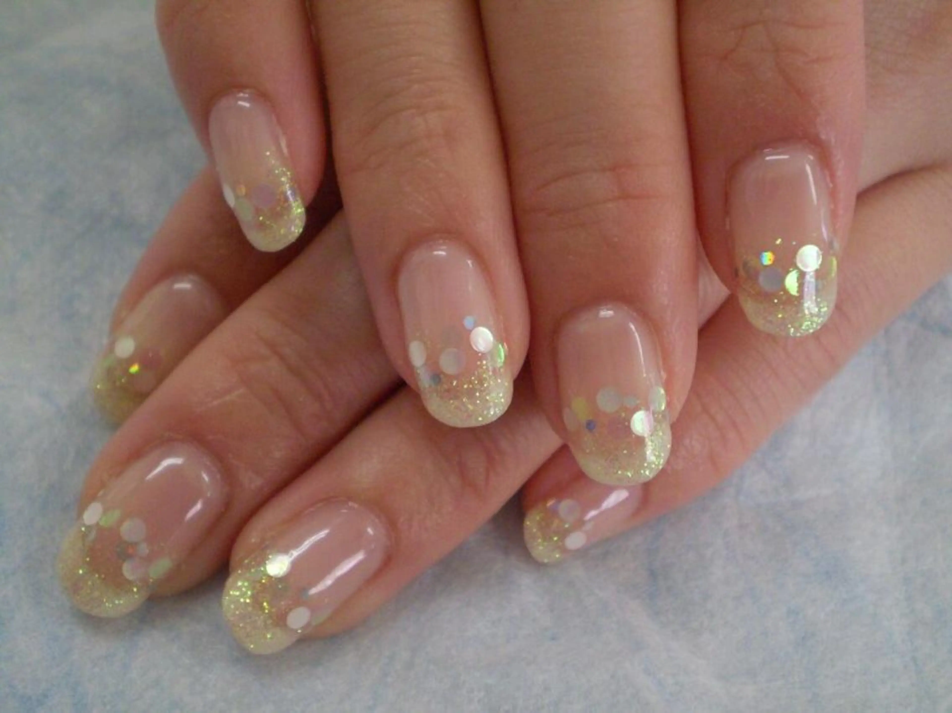 ミディアム ネイル グラデーション ホログラムネイル ラメ(グリッター) ラメグラデーション ネイルサロン Cureのネイルデザイン