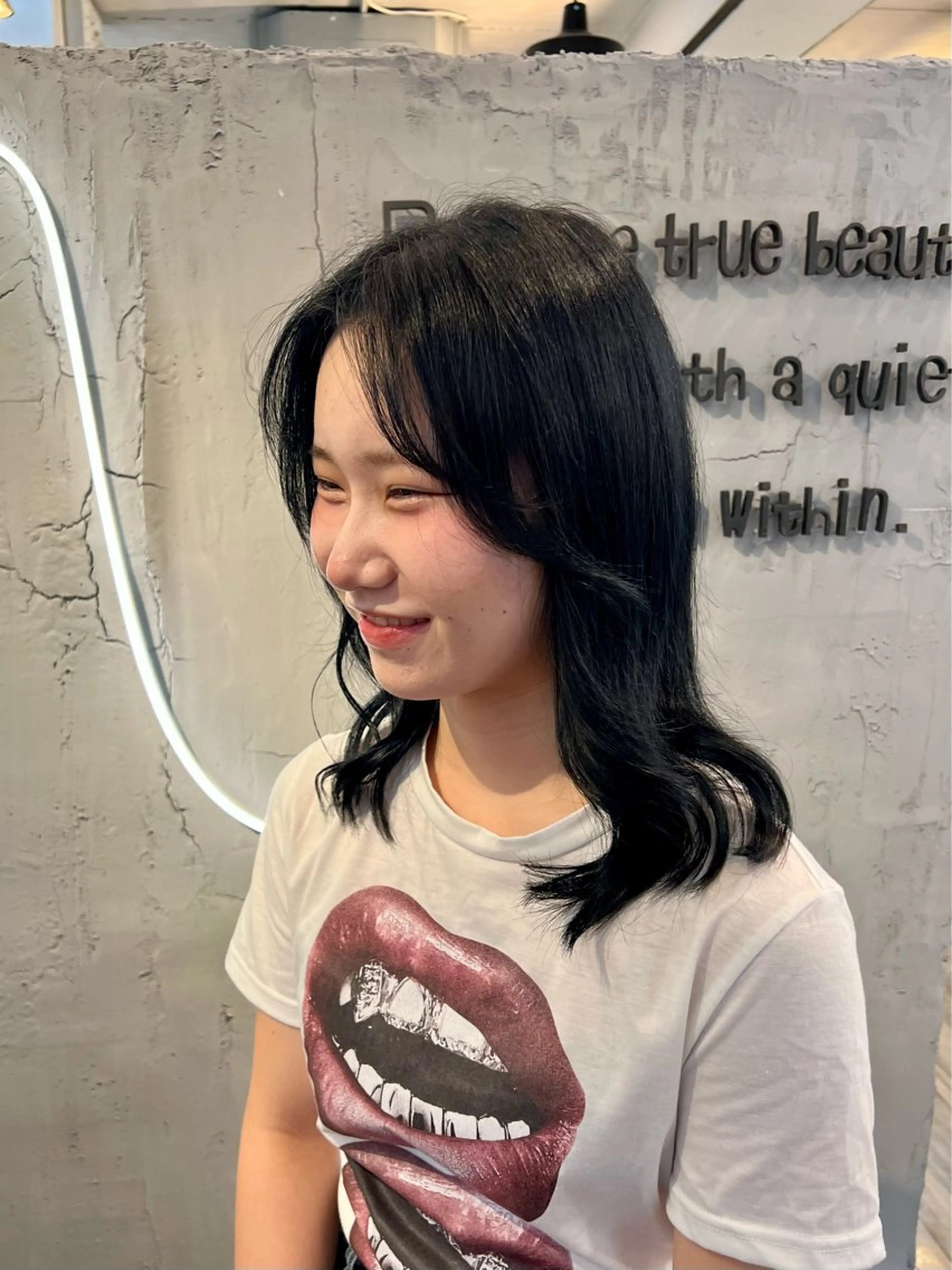 ミディアム カラー 黒髪 ブルーカラー ブルーブラック 透明感カラー カット ヘアカラー トリートメント いぐちしょうた🫧 VISAGEbaskのヘアスタイル