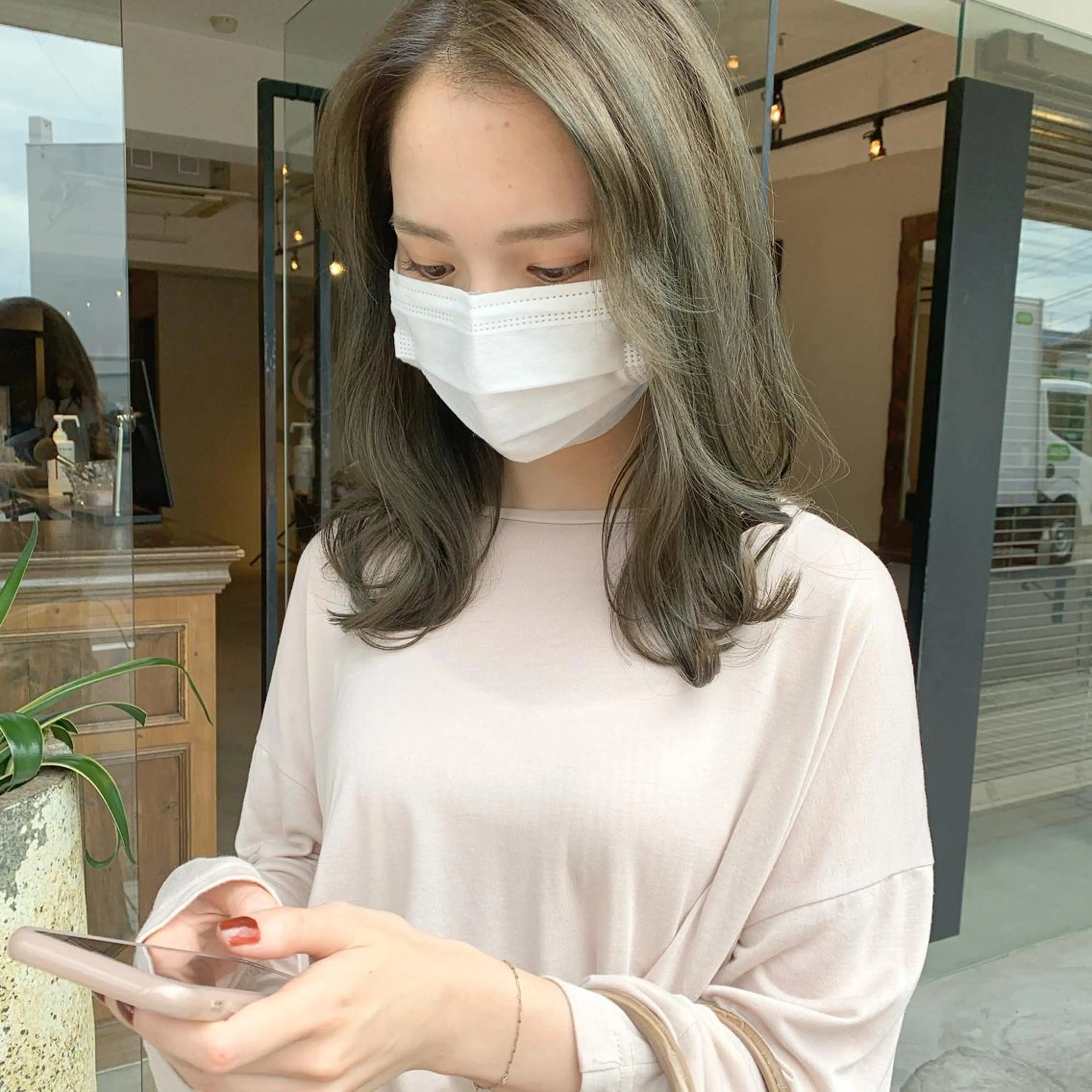 ミディアム カラー カット ヘアカラー トリートメント ヘッドスパ 透明感/オリーブ/ グレージュ/YUKAのヘアスタイル