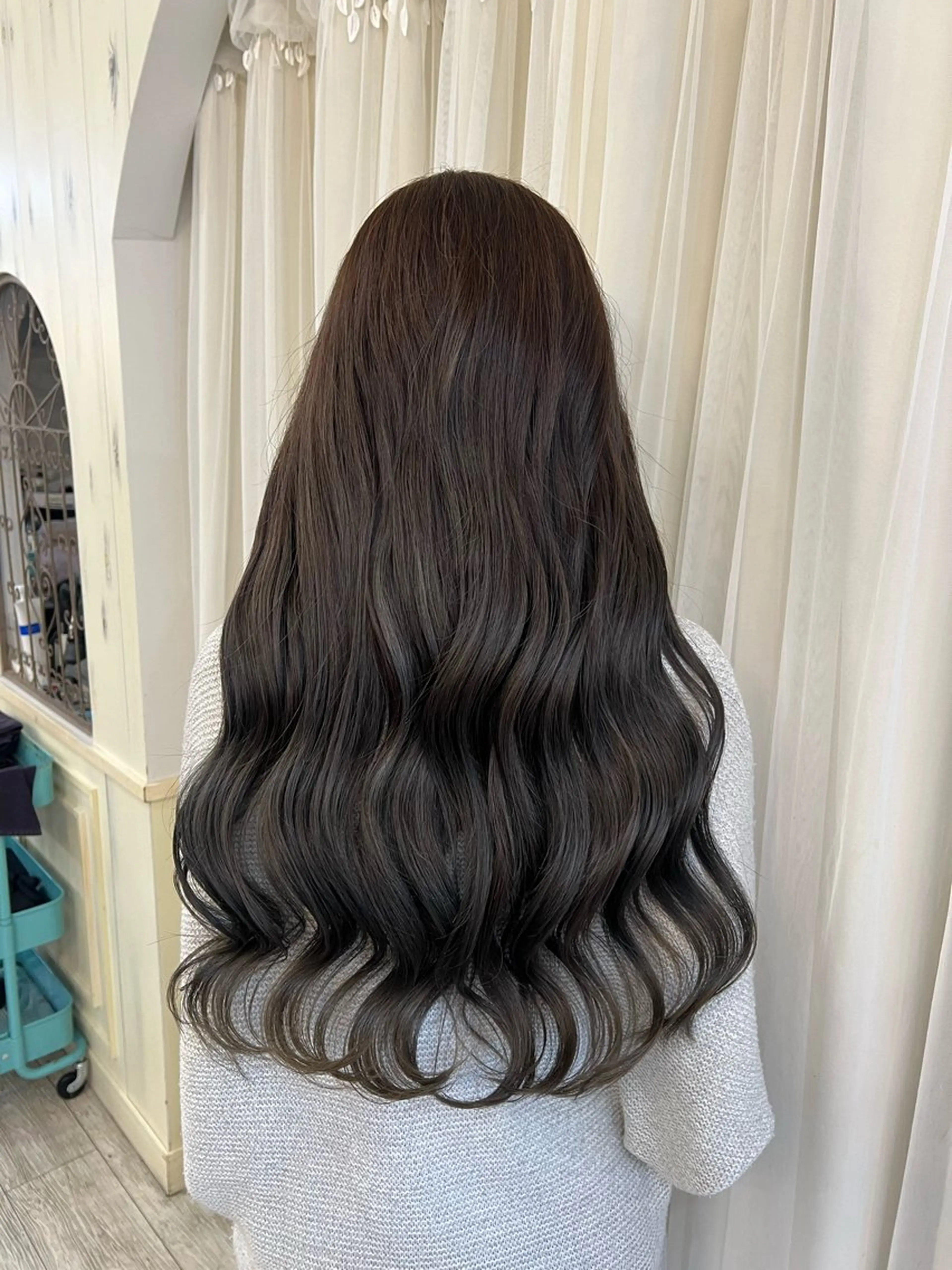 ロング カラー アッシュ アッシュグレー アッシュグレージュ グレージュ hairグラチア所属・新城 奈央のヘアスタイル