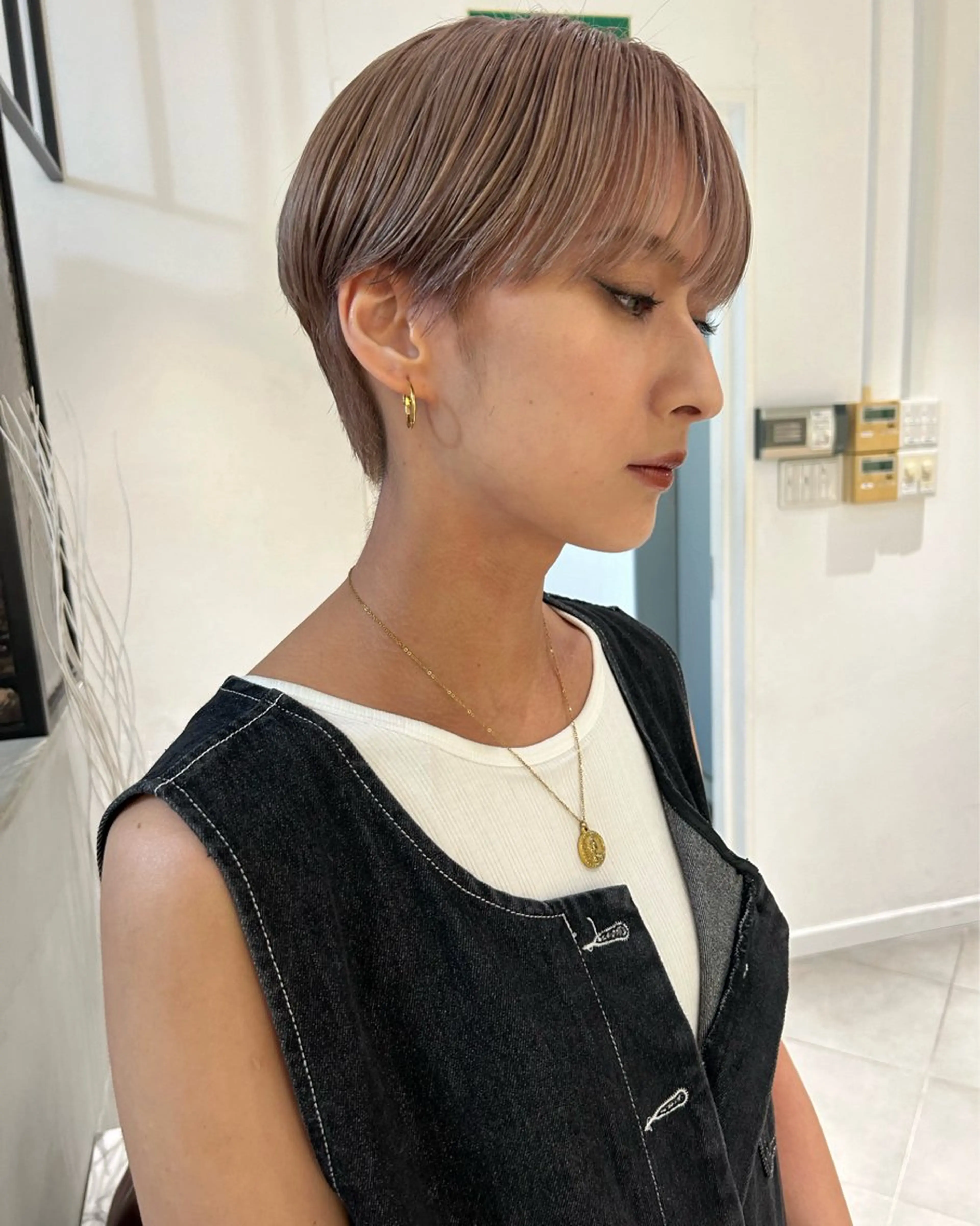 ショート カラー アッシュ ベージュカラー ブリーチ ケアブリーチ ショートヘア カット ヘアカラー トリートメント Loom.所属・村上雅人 ナチュラルモードのヘアスタイル