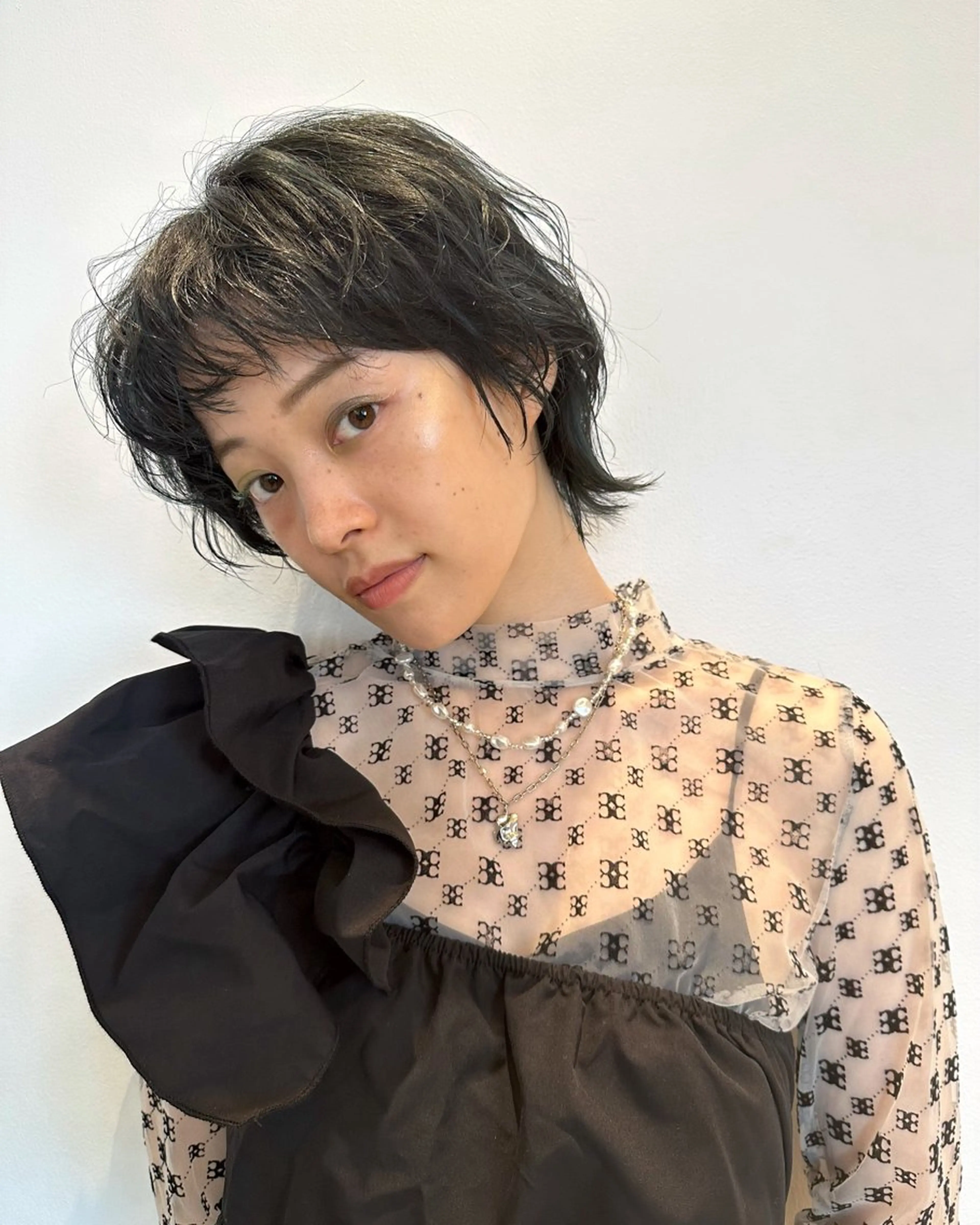 ショート SALOWIN広島所属・ブリーチカラー/ ベージュ/SARAのヘアスタイル