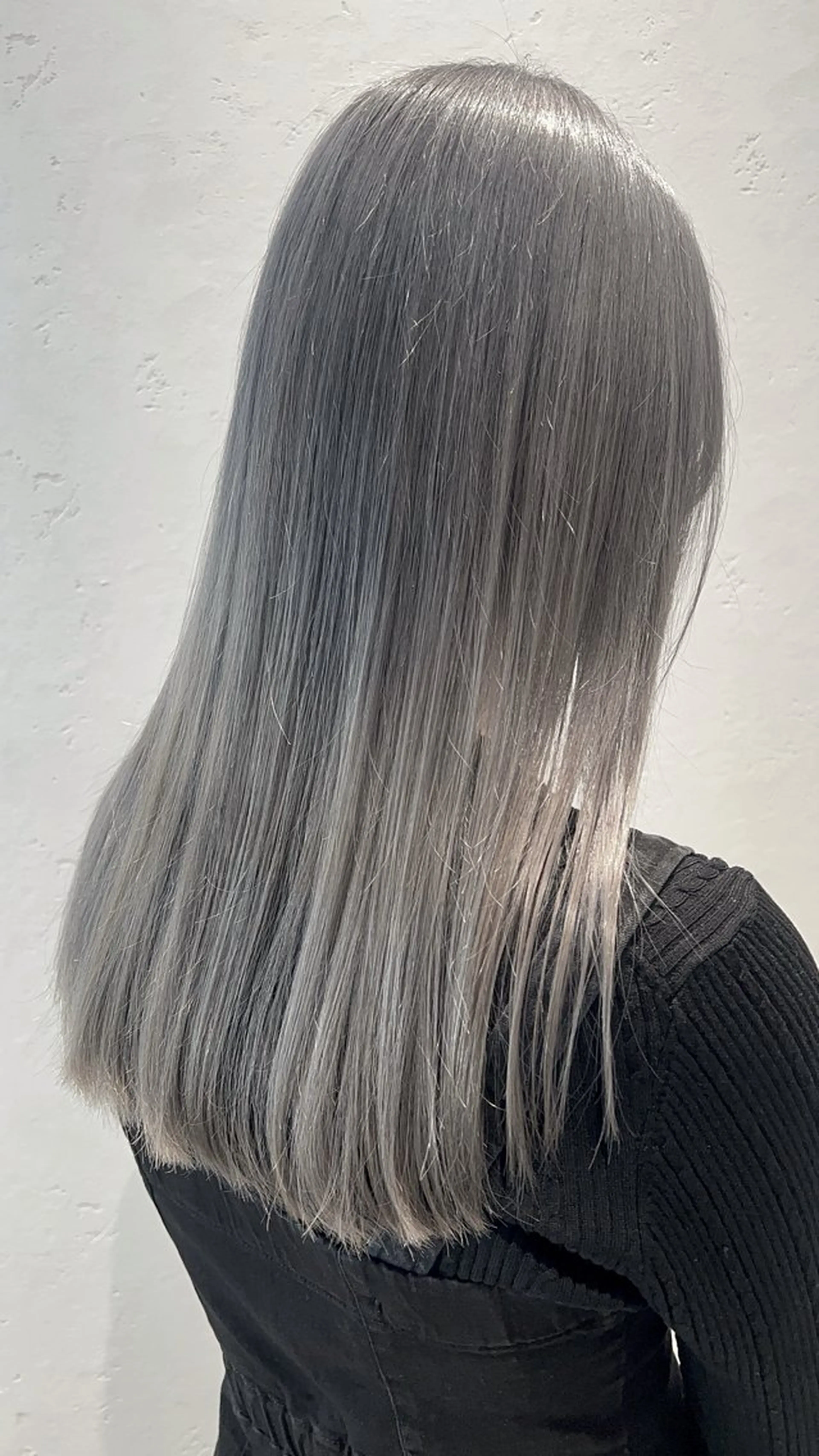 セミロング カラー シルバー 松本 明日可のヘアスタイル