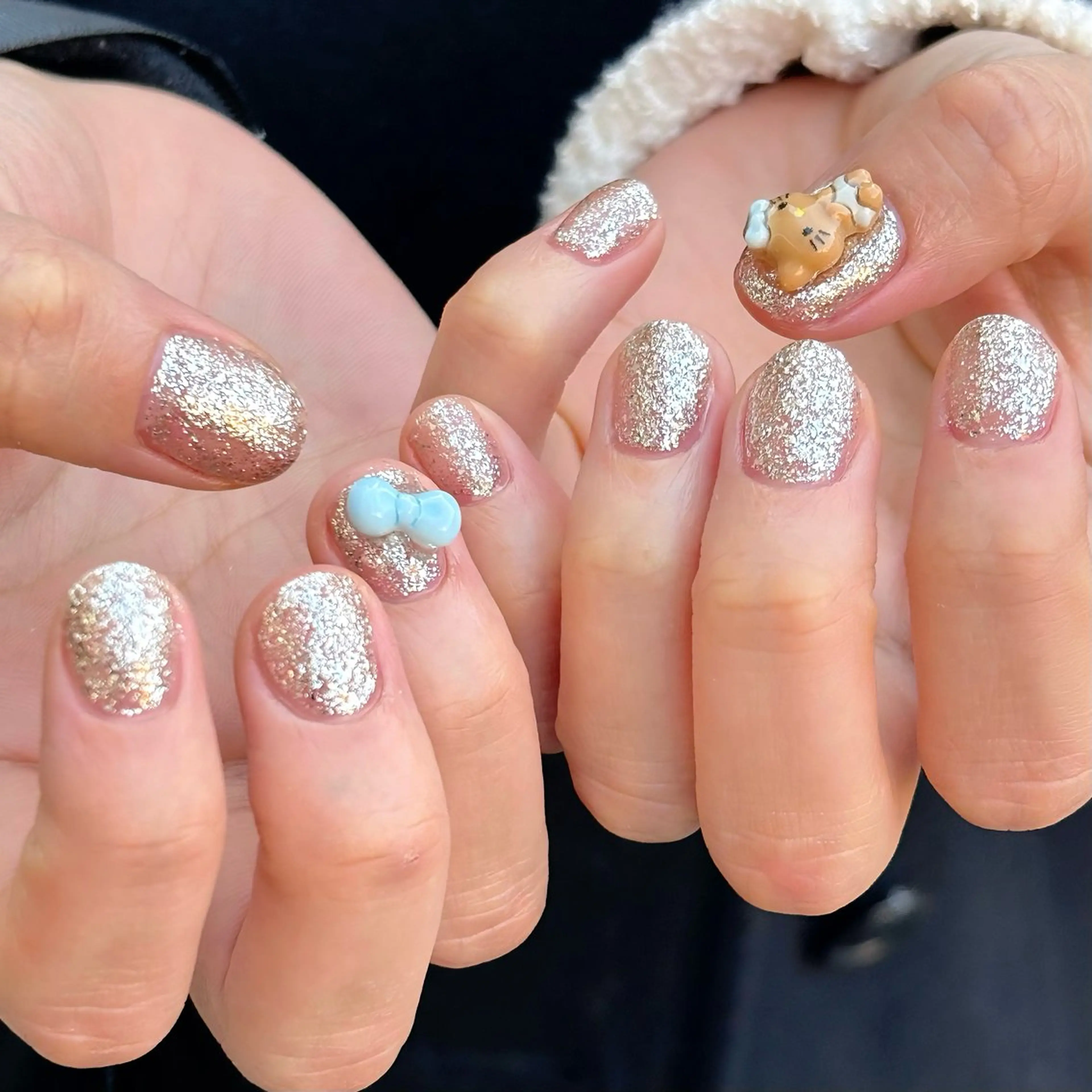 ネイル フラッシュネイル ゴールド キラキラネイル ラメ(グリッター) ワンカラーネイル ハンドネイル ハンドケア 🎀NAIL🎀 AI🪄︎︎◝✩のネイルデザイン
