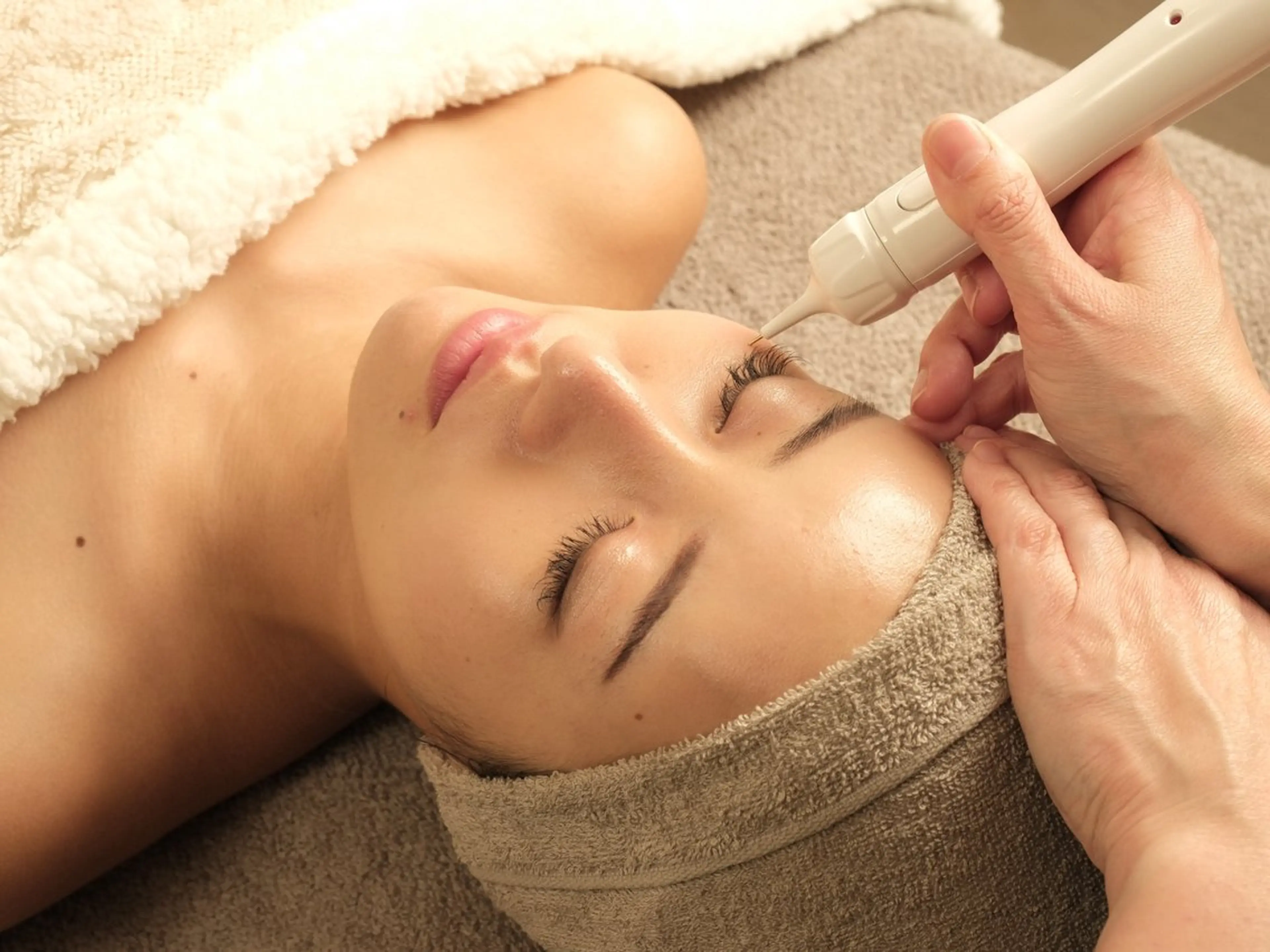 大人気！目元シミ改善+透明感up⤴️痛くないシミケア60分⭐️話題のシミケア選べるパック/ヘッドスパ付🩷の写真