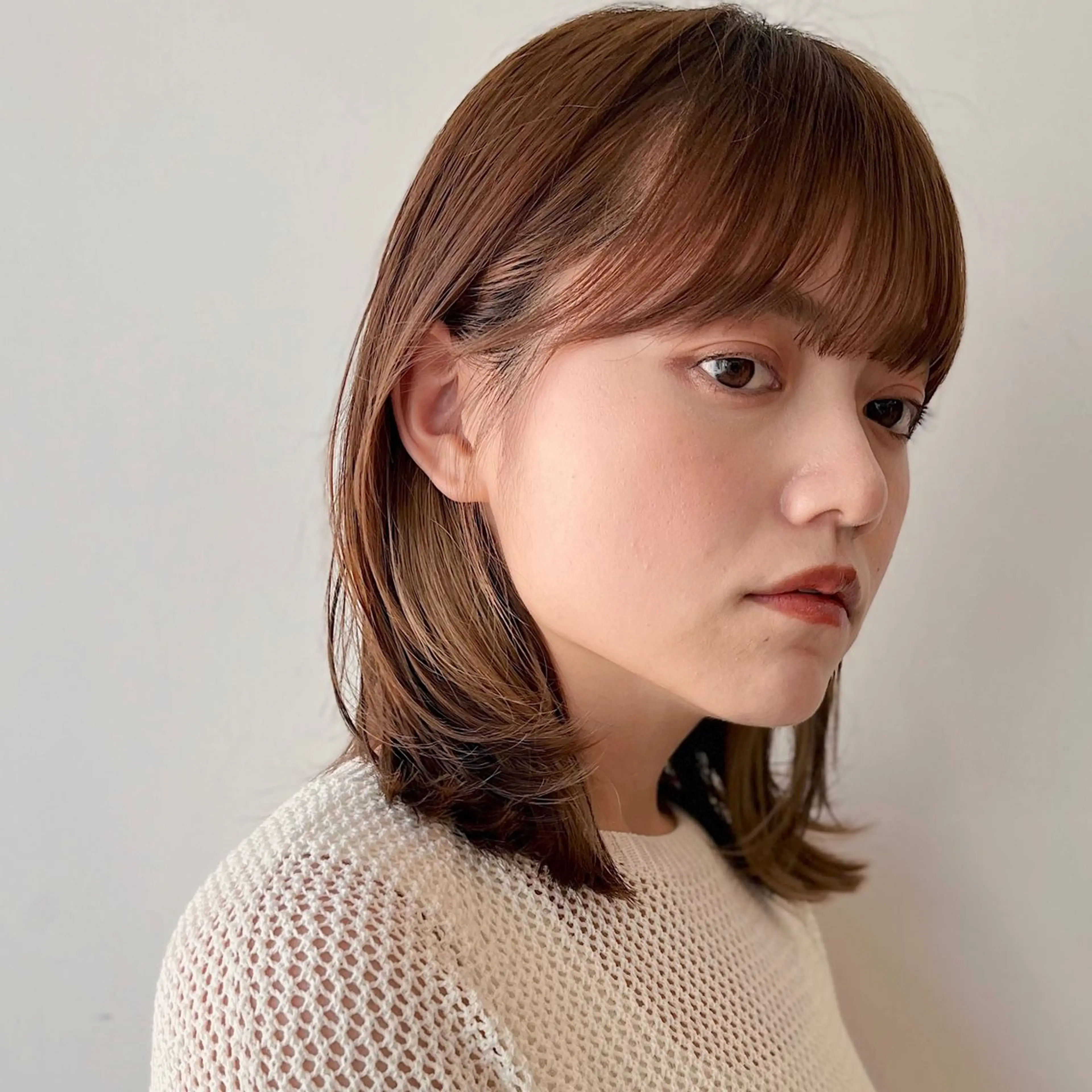 ミディアム カラー ミディアムレイヤー ベージュカラー レイヤーカット サイドバング あやめ【顔まわり/レ イヤー/柔らかカラ】のヘアスタイル