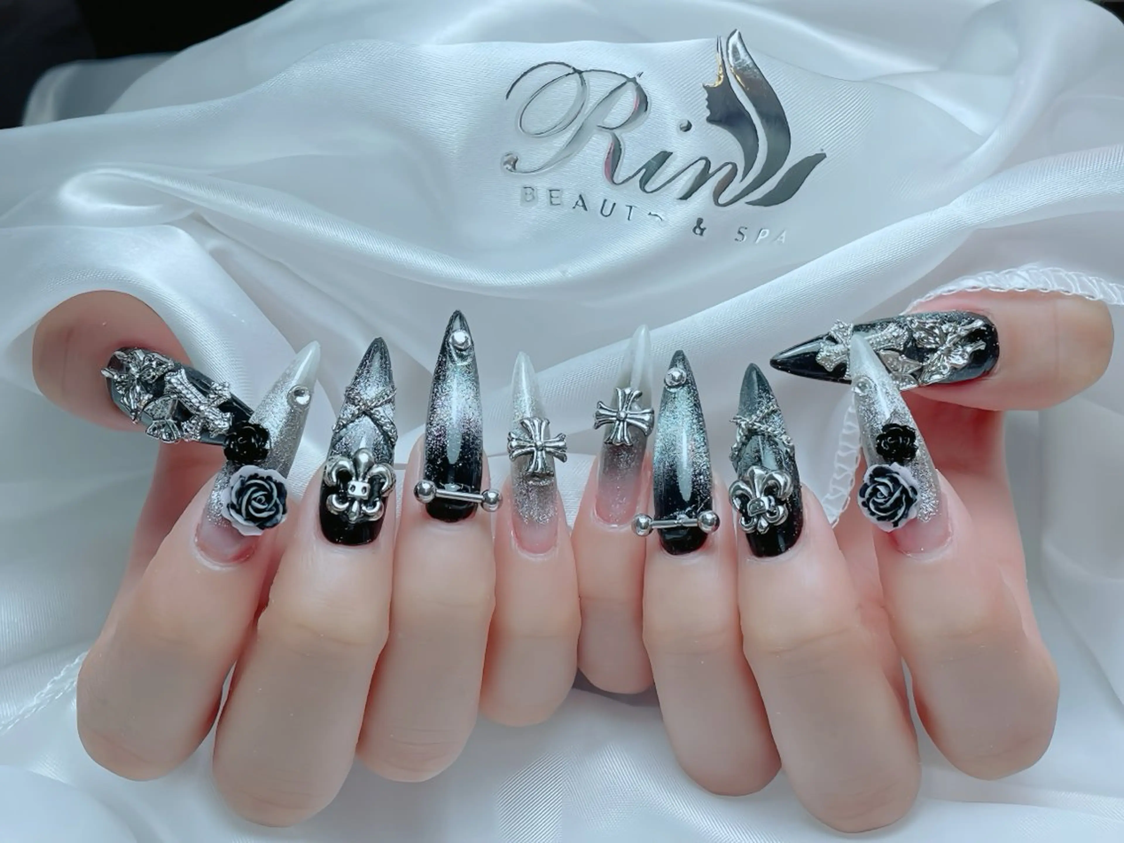 ネイル チークネイル フレンチネイル ガラスフレンチ グラデーション キラキラネイル ハンドネイル Rin Nail 新大久保店のネイルデザイン