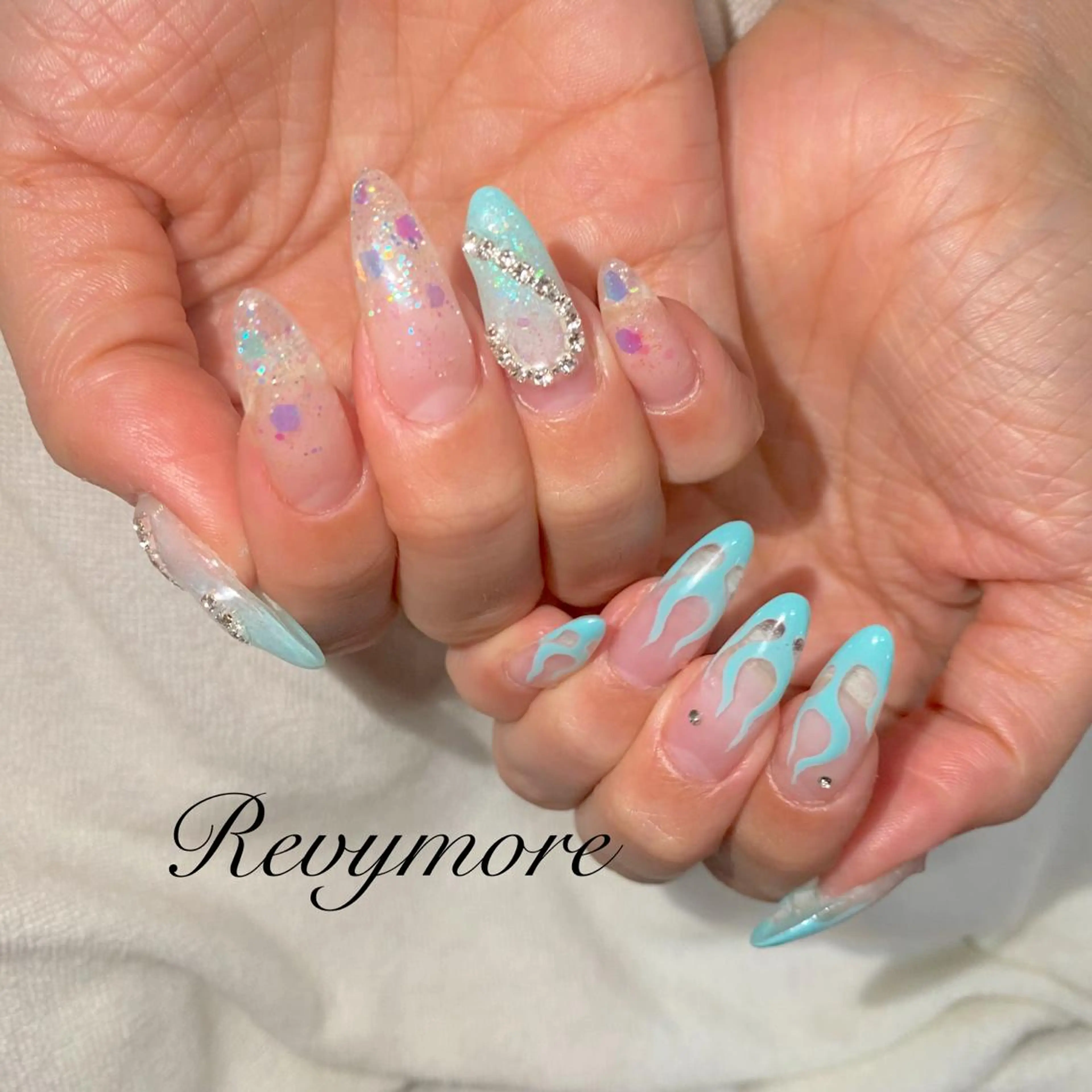 ミディアム ネイル 韓国風ヘア ブルー ジェルネイル ハート キラキラネイル nail salon Revymore所属・nail salon Revymoreのネイルデザイン