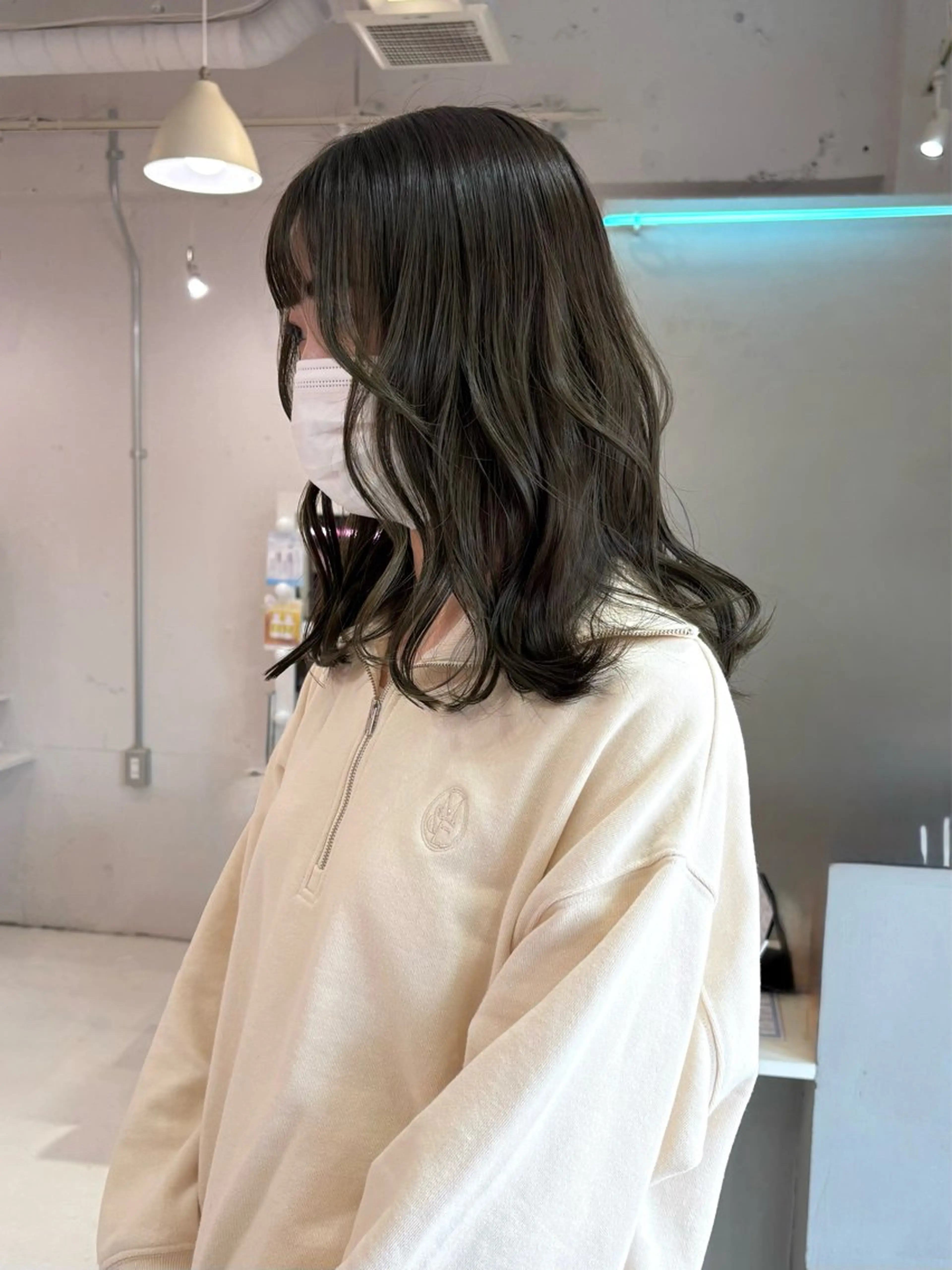 ミディアム カラー ブリーチ グレージュ ブリーチなしカラー オリーブグレージュ オリーブグレー カット ヘアカラー トリートメント Ayuna /透明感カラーのヘアスタイル