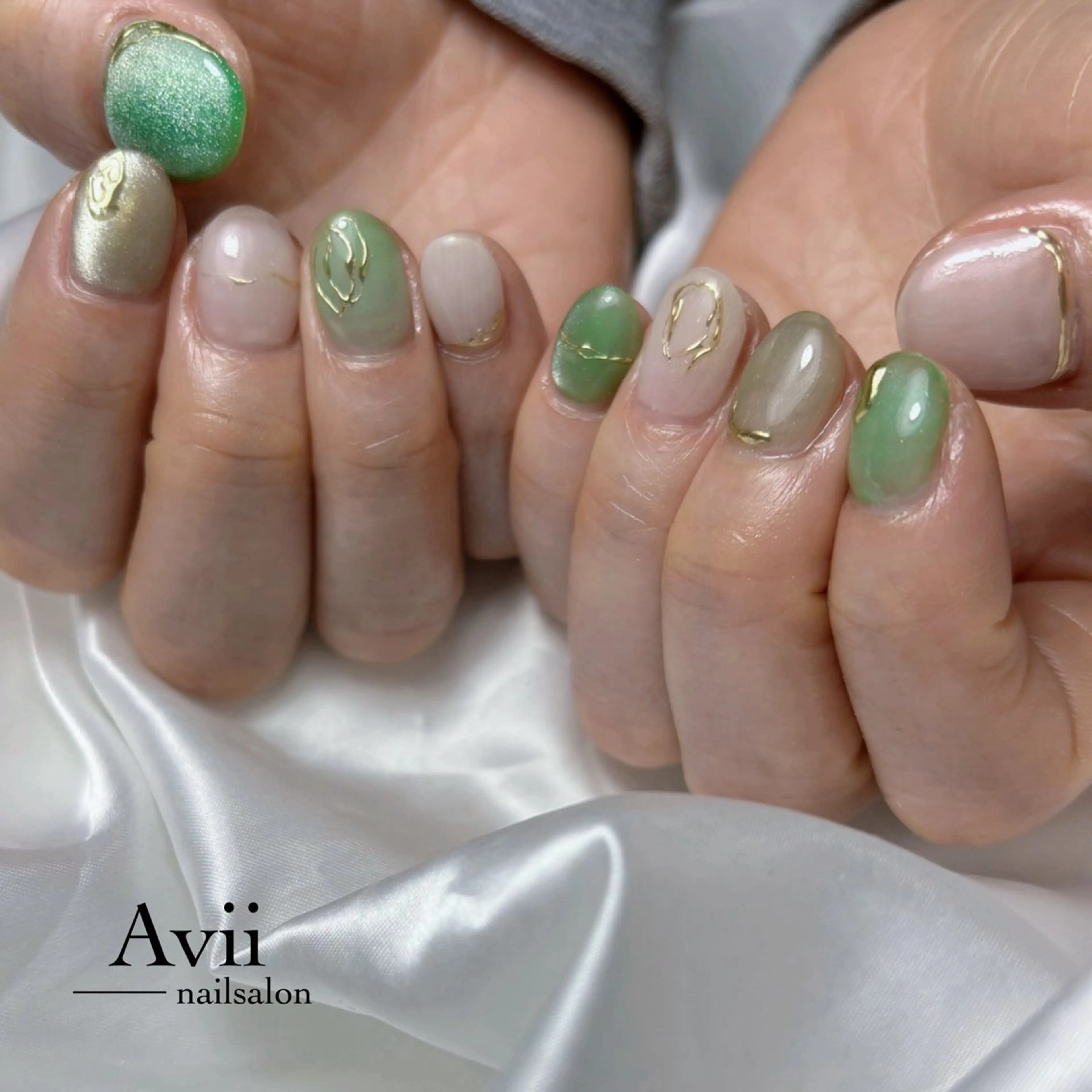 ネイル グリーン ニュアンスネイル うるつやネイル🫧 Amiのネイルデザイン